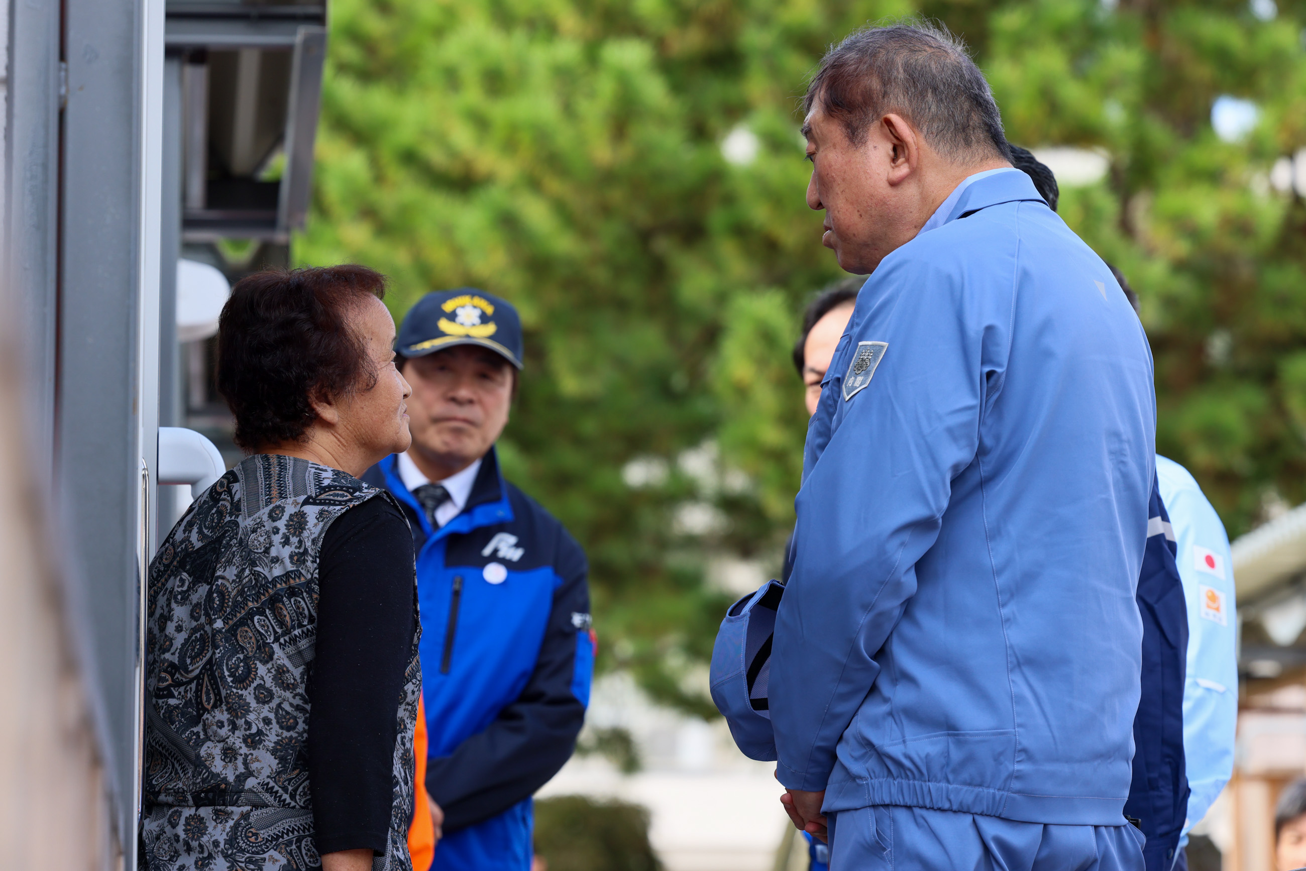 Prime Minister Ishiba visiting the temporary housing at Uedo Elementary School that was flooded (2)