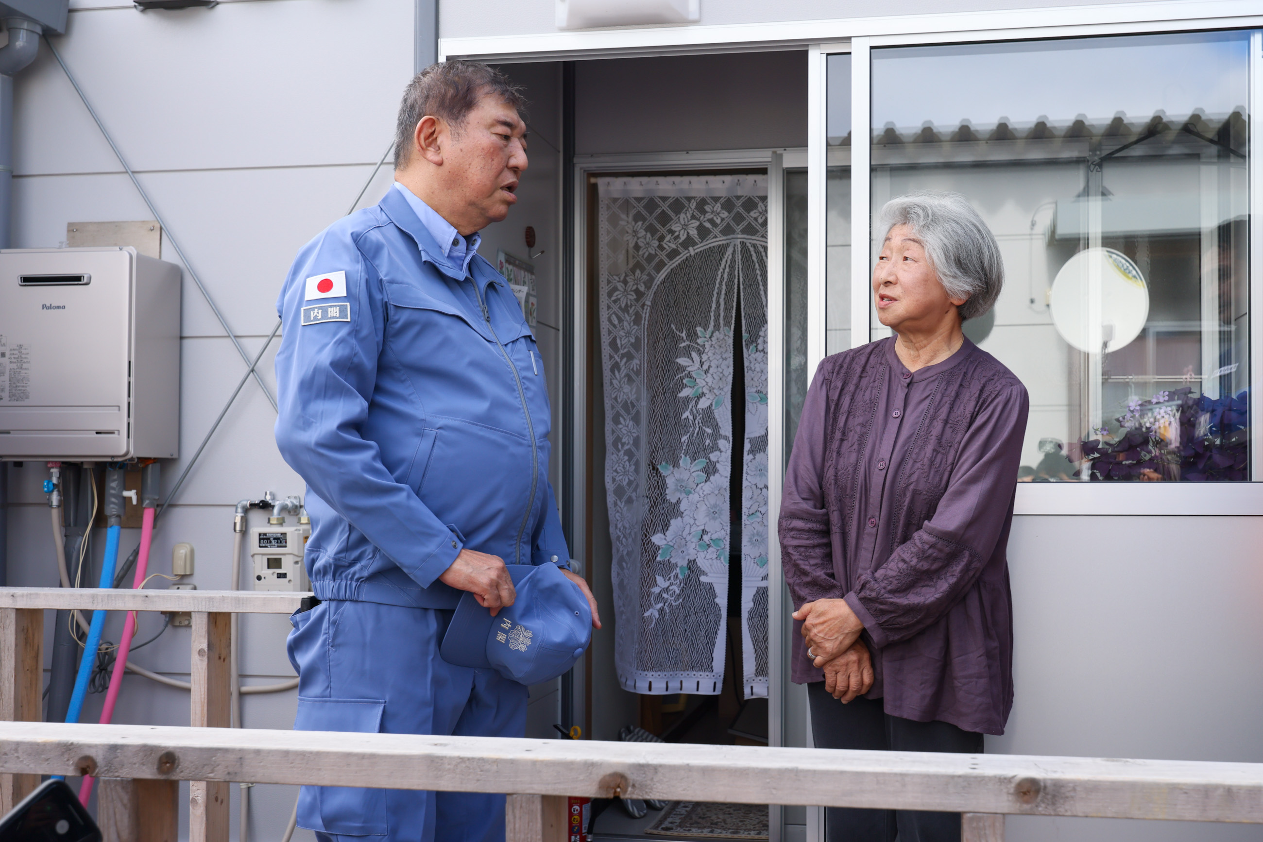 Prime Minister Ishiba visiting the temporary housing at Uedo Elementary School that was flooded (4)