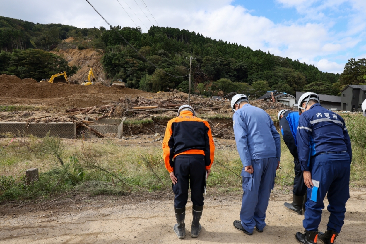 Prime Minister Ishiba visiting the landslide site in Otani-machi (1)