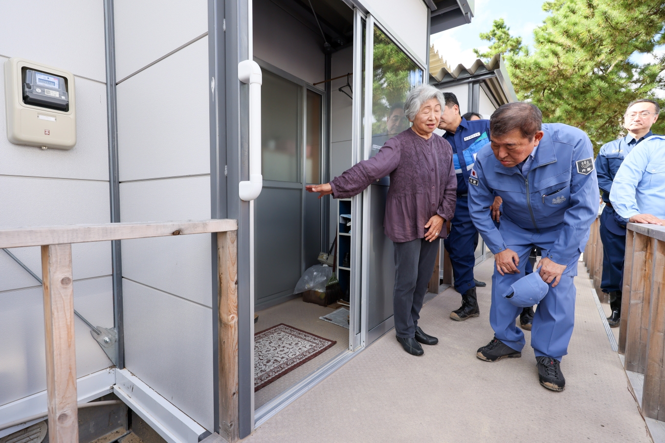 Prime Minister Ishiba visiting the temporary housing at Uedo Elementary School that was flooded (3)