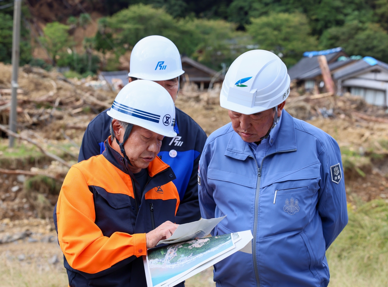 Prime Minister Ishiba visiting the landslide site in Otani-machi (2)