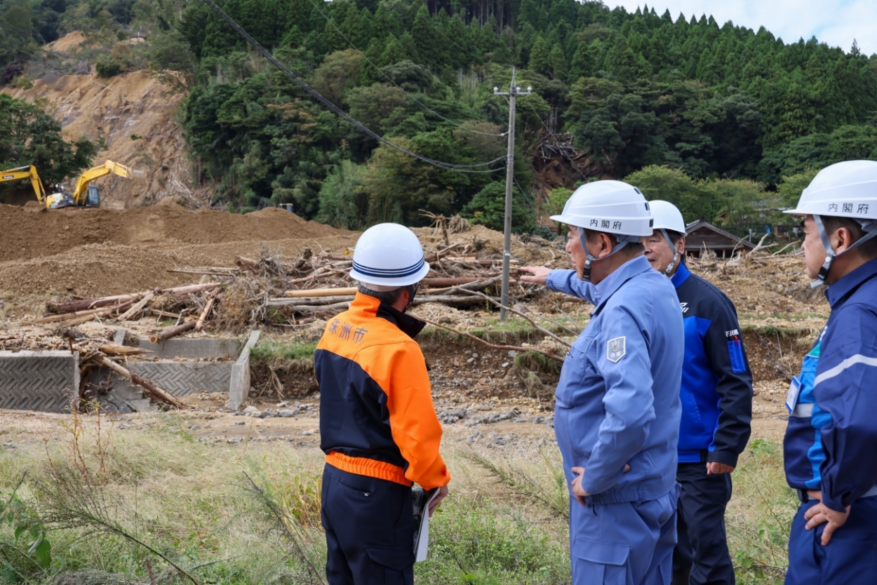 Prime Minister Ishiba visiting the landslide site in Otani-machi (3)