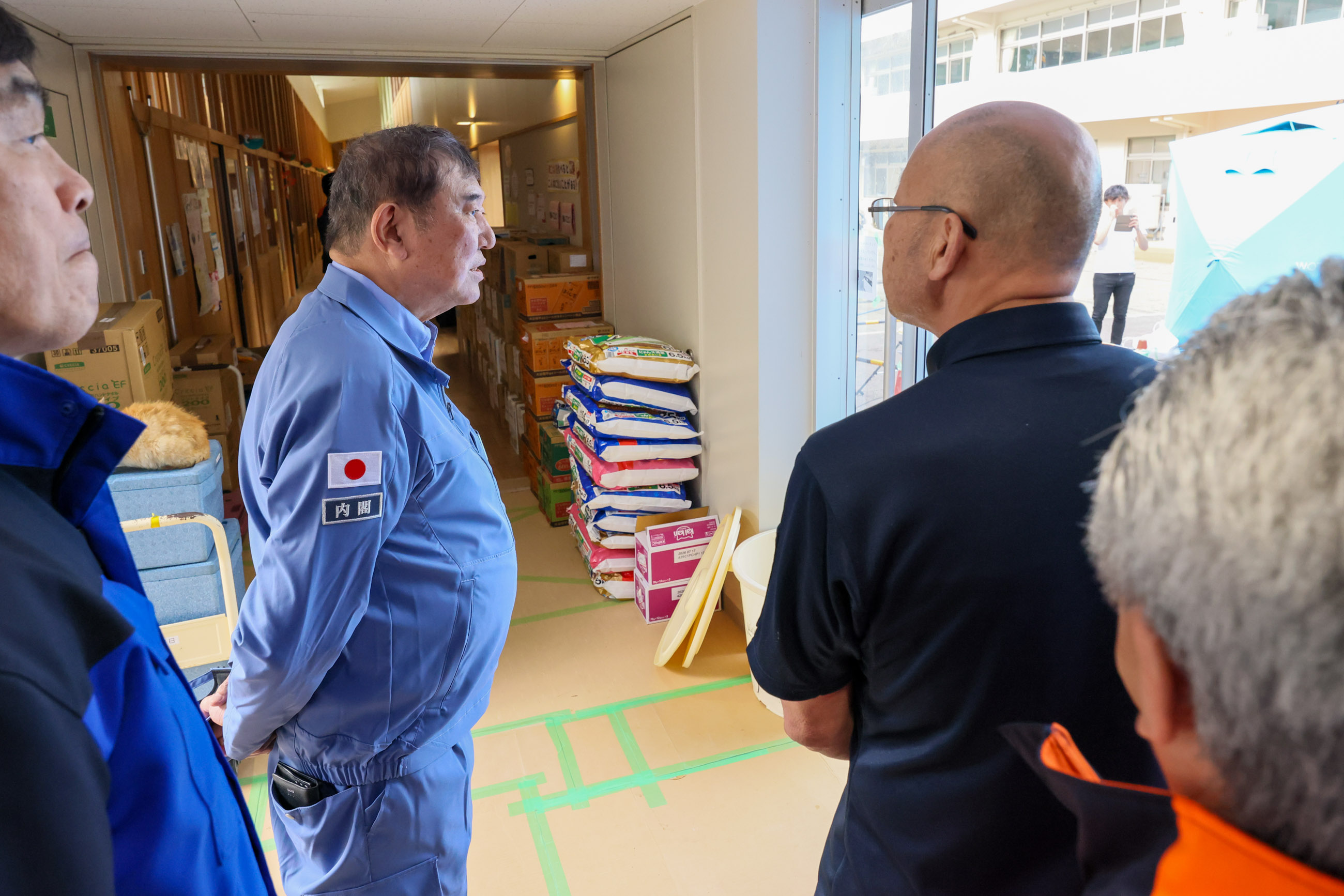 Prime Minister Ishiba visiting the evacuation shelter at Otani Elementary and Junior High School (1)