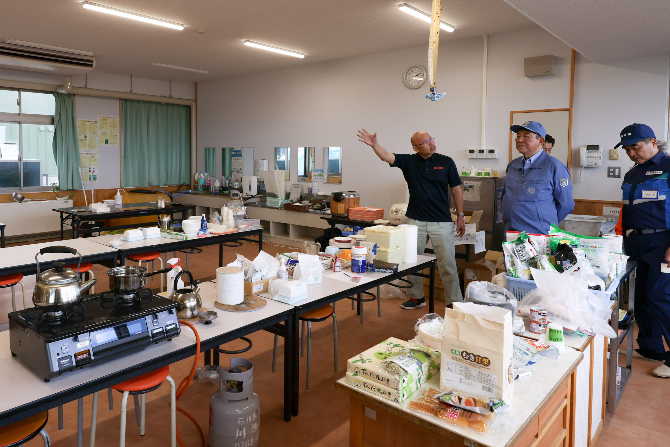 Prime Minister Ishiba visiting the evacuation shelter at Otani Elementary and Junior High School (2)