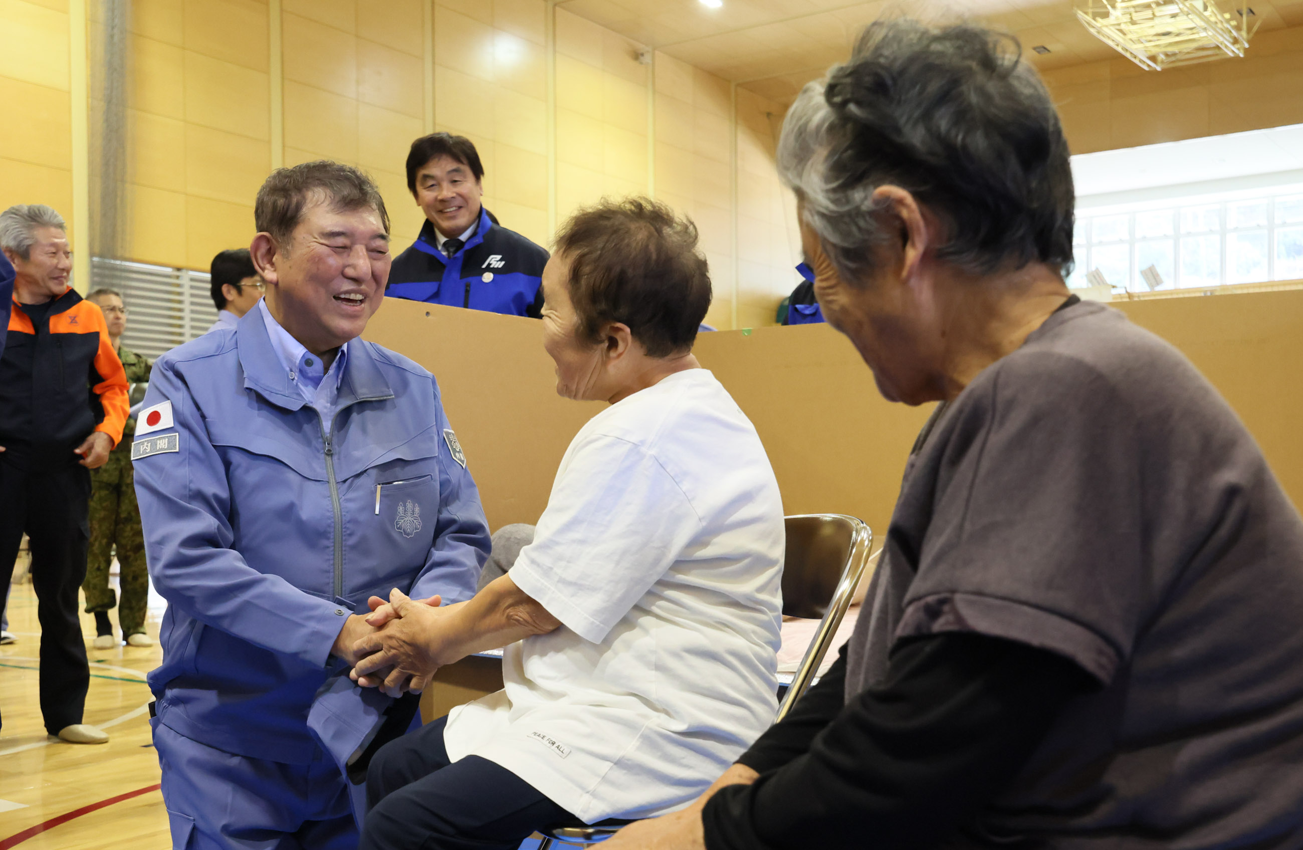 Prime Minister Ishiba visiting the evacuation shelter at Otani Elementary and Junior High School (3)