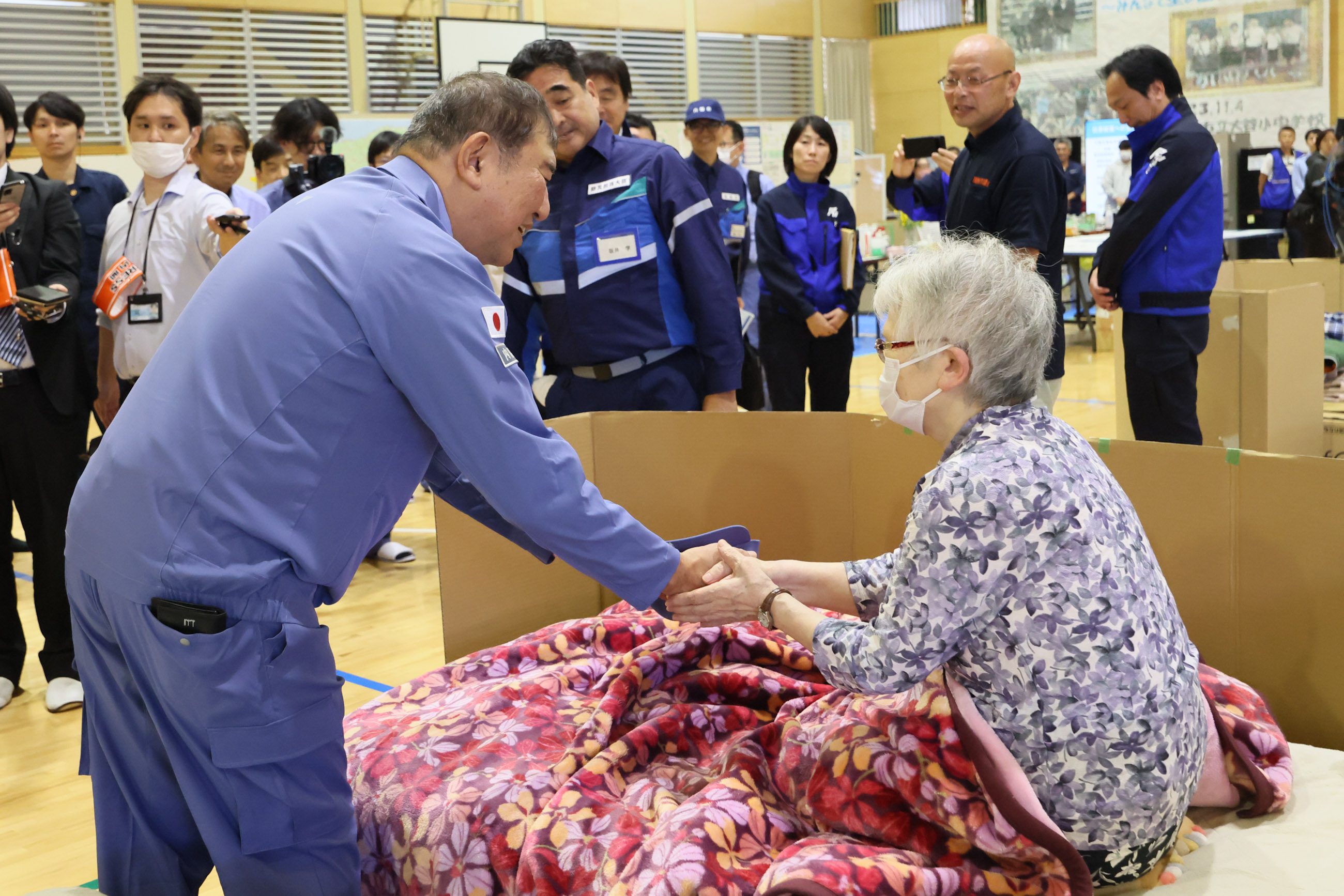 Prime Minister Ishiba visiting the evacuation shelter at Otani Elementary and Junior High School (4)