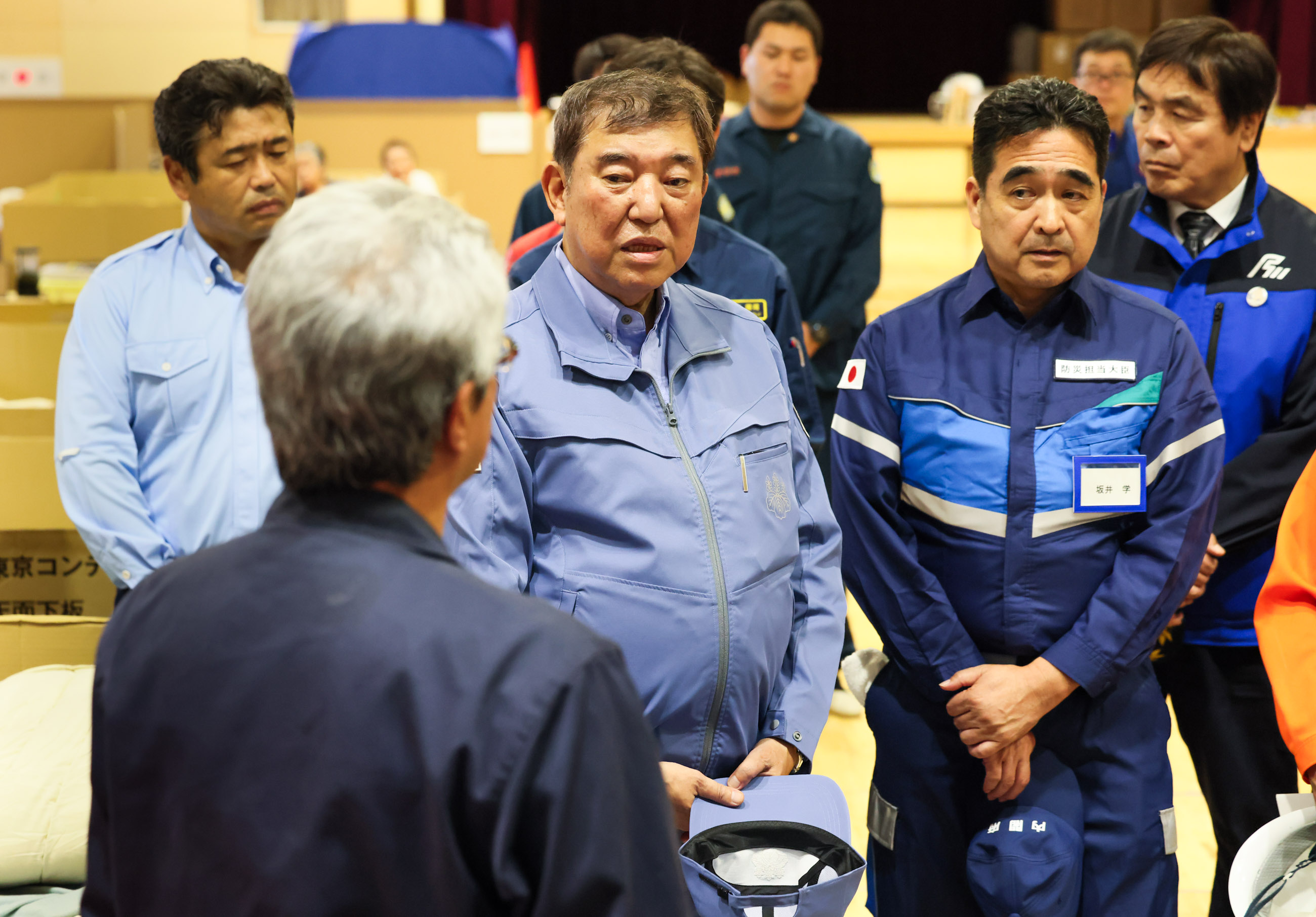 Prime Minister Ishiba visiting the evacuation shelter at Otani Elementary and Junior High School (5)