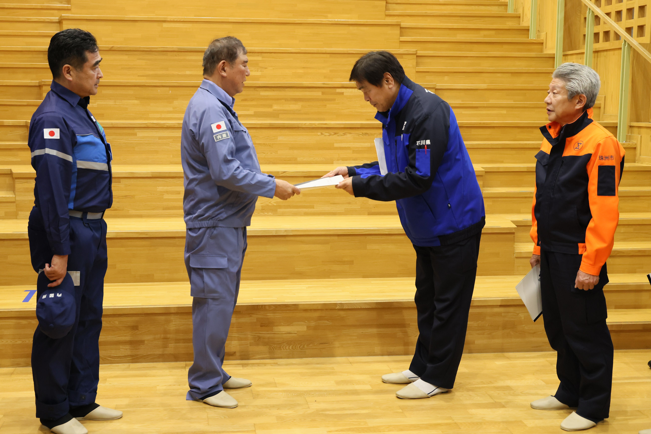 Prime Minister Ishiba receiving a proposal letter from Governor Hase of Ishikawa Prefecture (1)