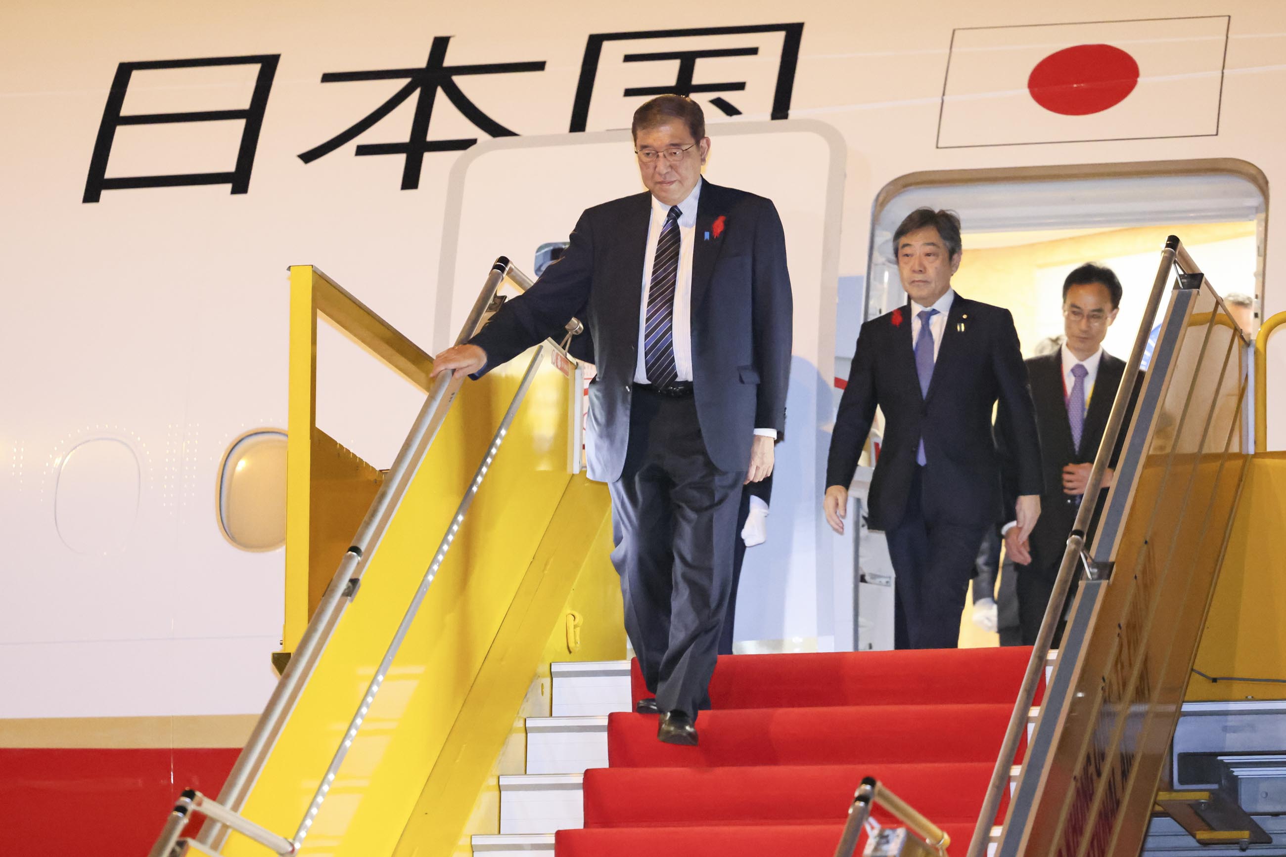 Prime Minister Ishiba arriving in Vientiane (1)