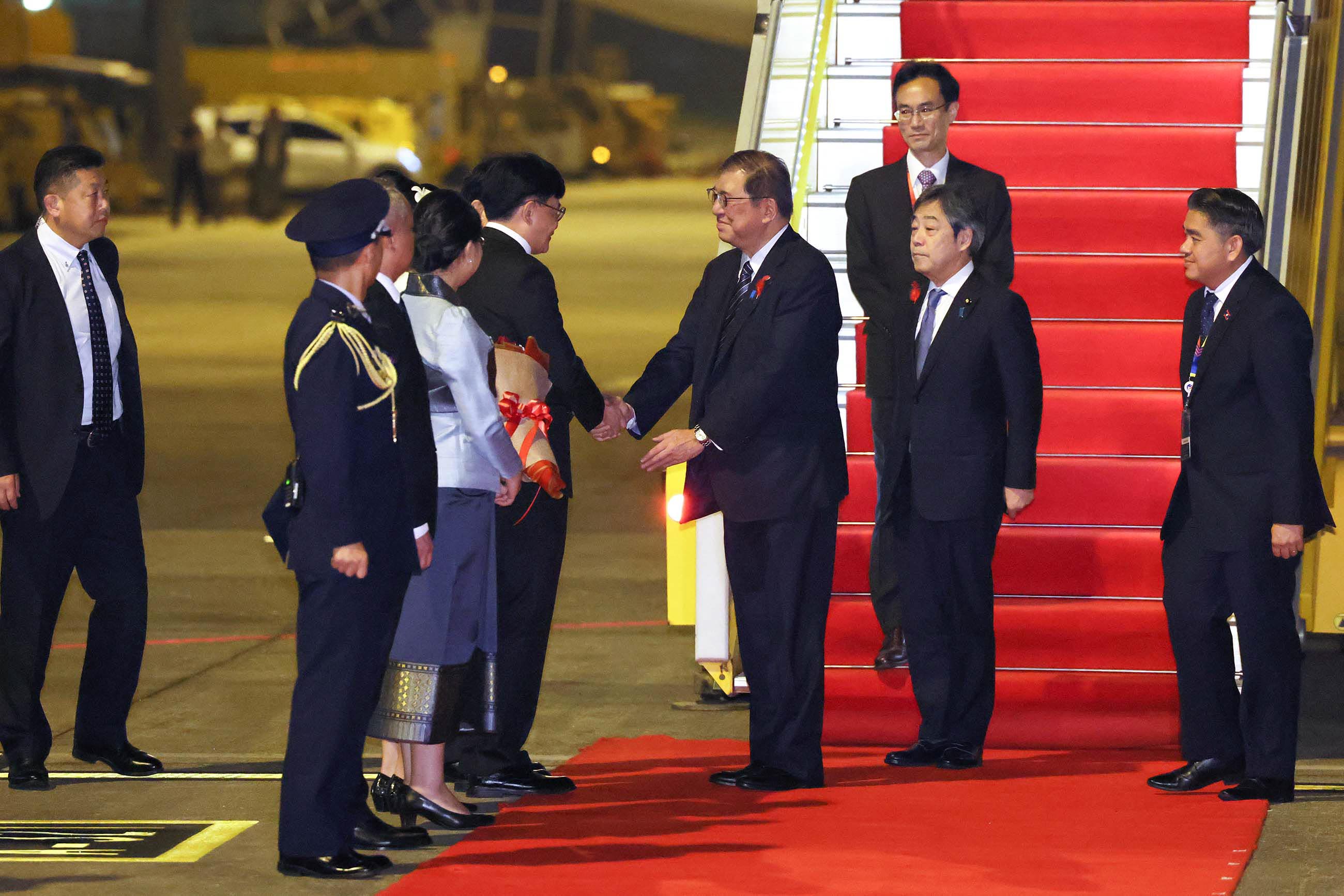 Prime Minister Ishiba arriving in Vientiane (2)