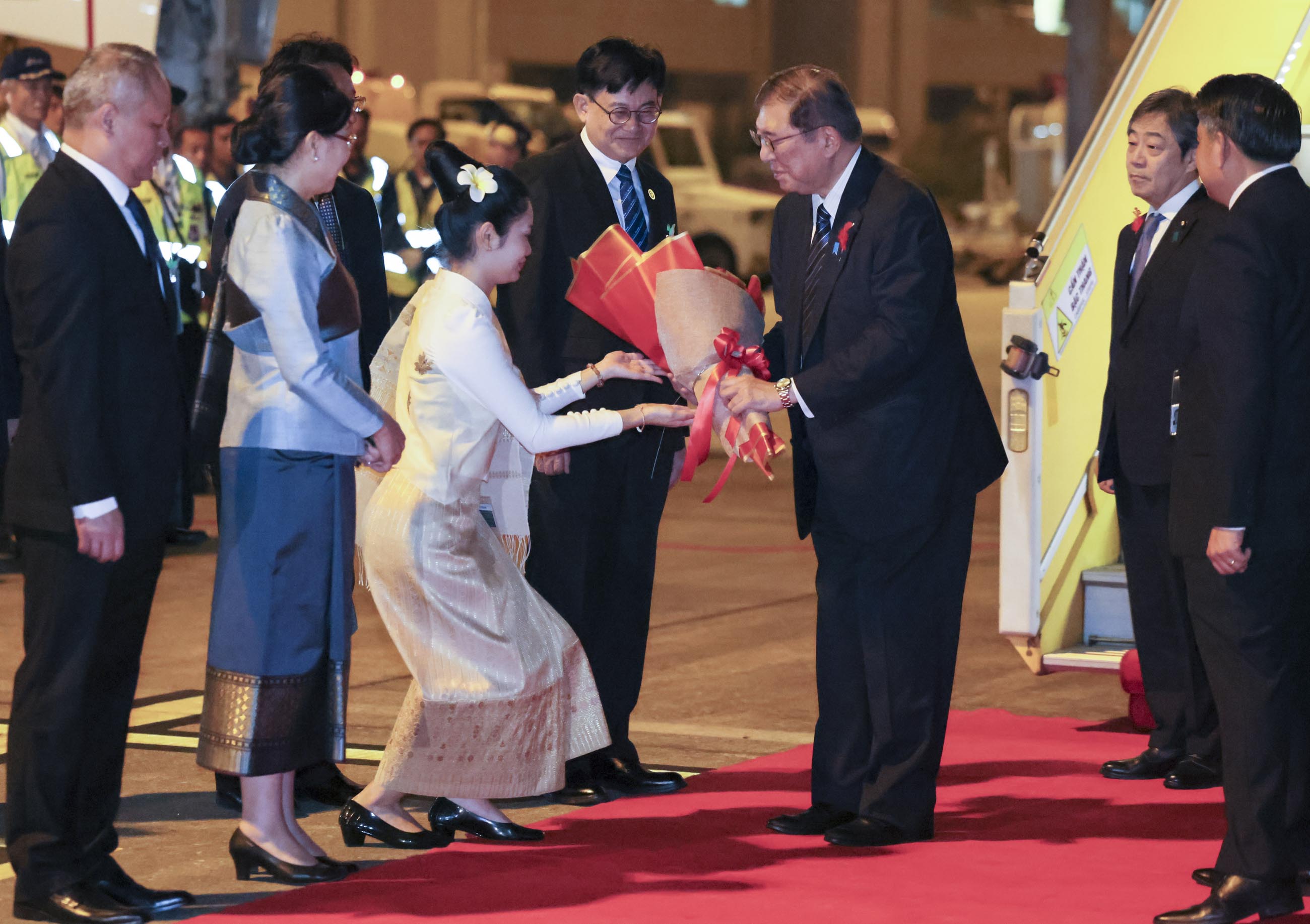 Prime Minister Ishiba arriving in Vientiane (3)