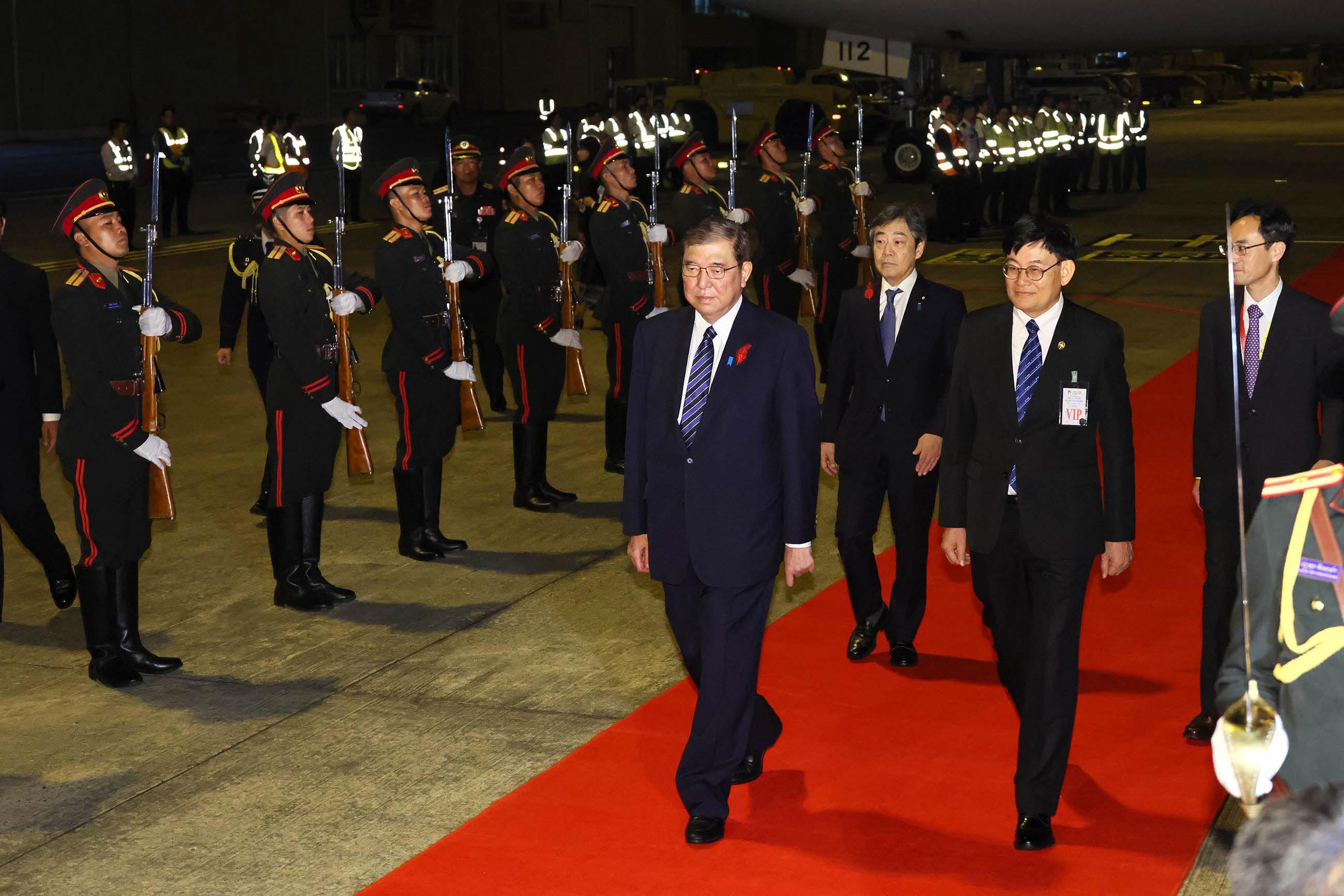 Prime Minister Ishiba arriving in Vientiane (4)