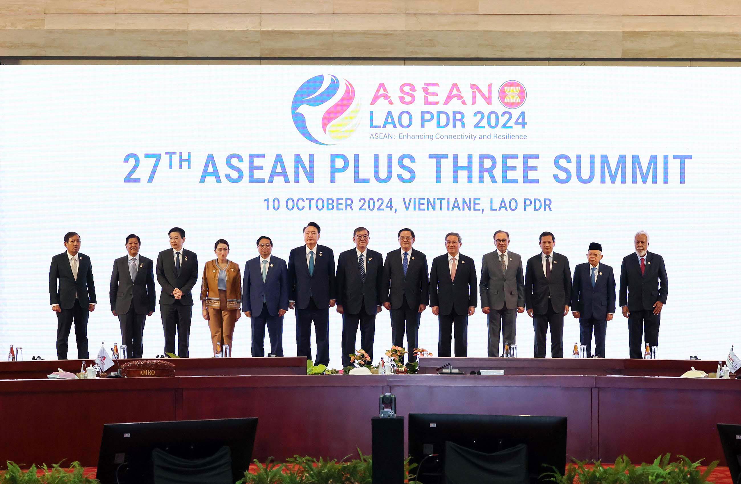 Photo session with ASEAN Plus Three leaders (1)