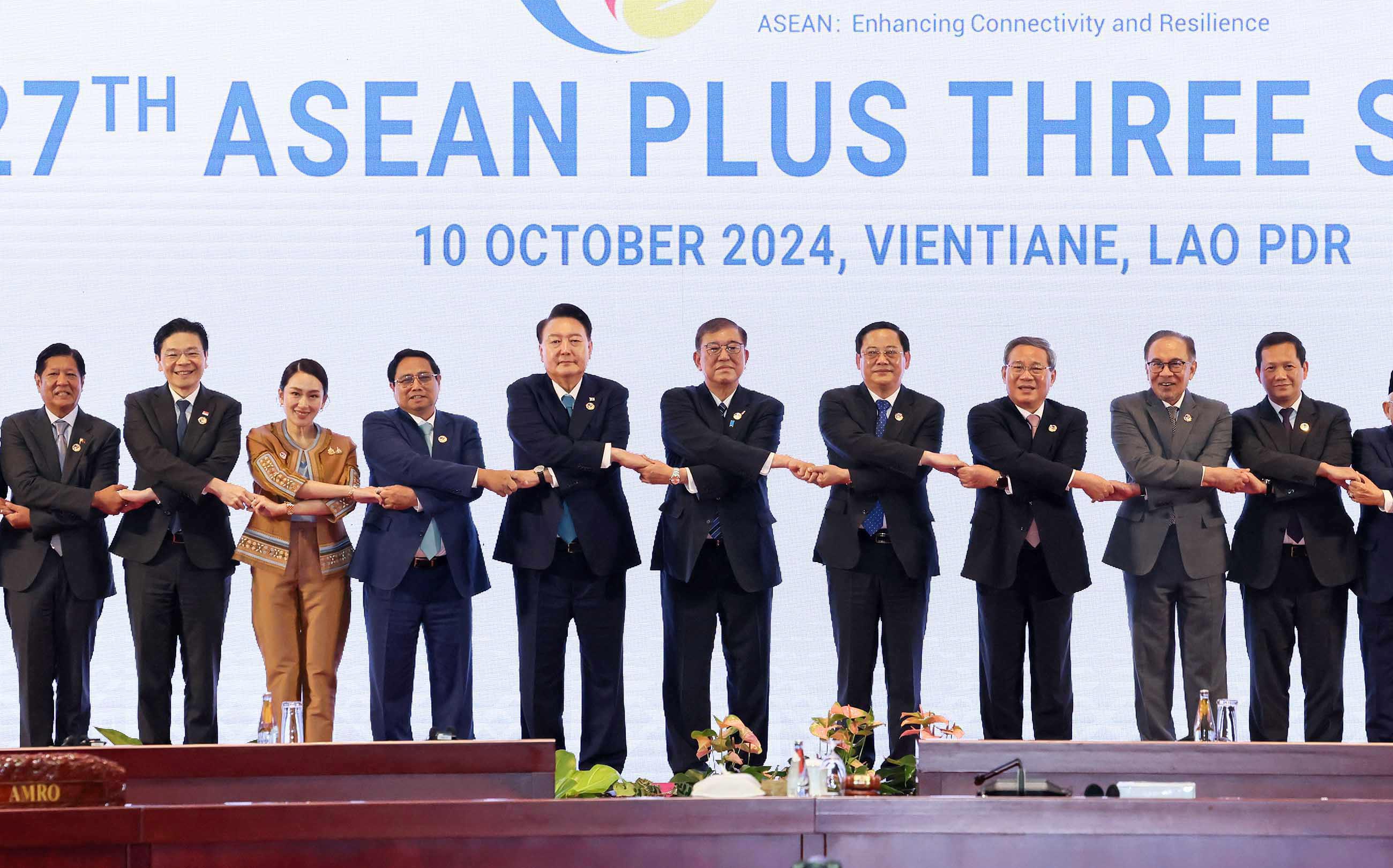 Photo session with ASEAN Plus Three leaders (2)