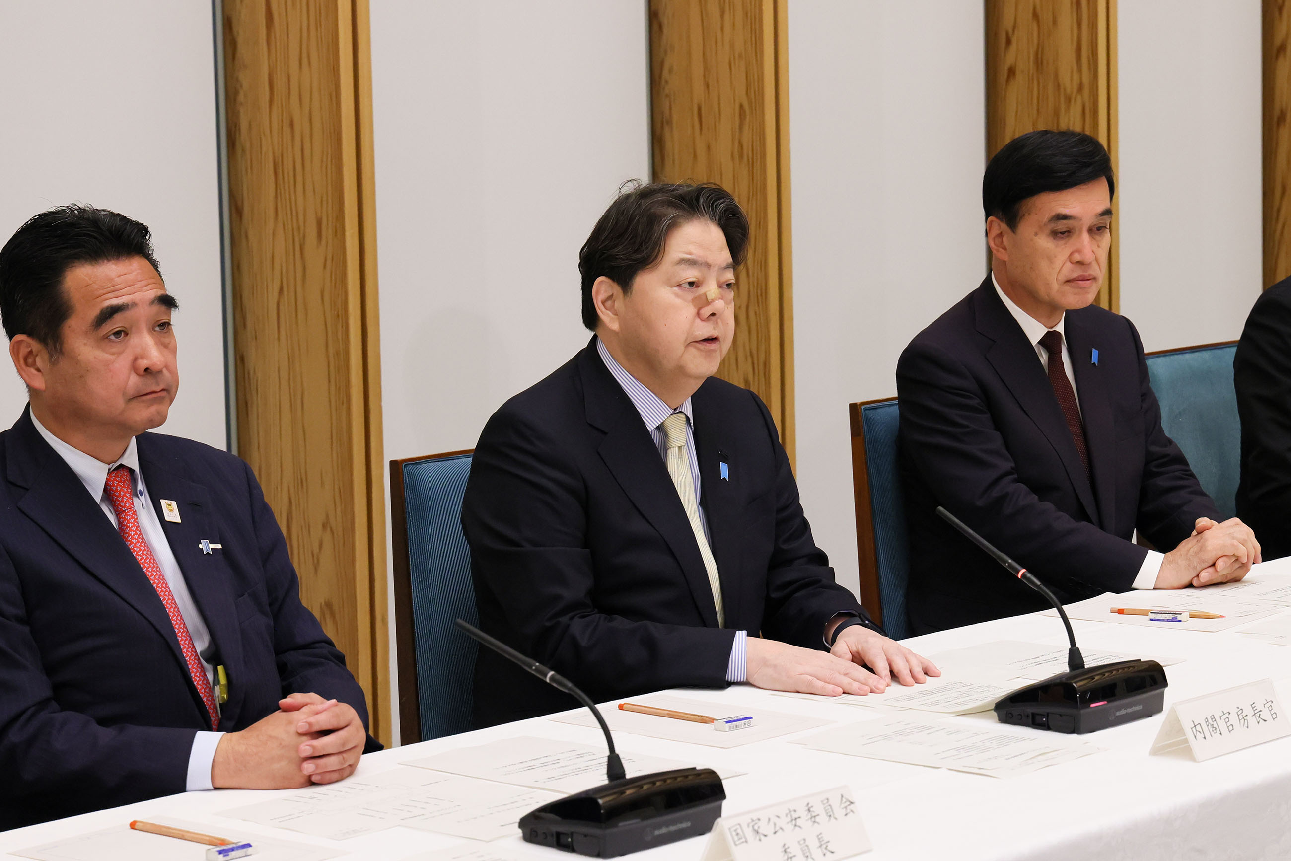 Chief Cabinet Secretary Hayashi attending the meeting (1)