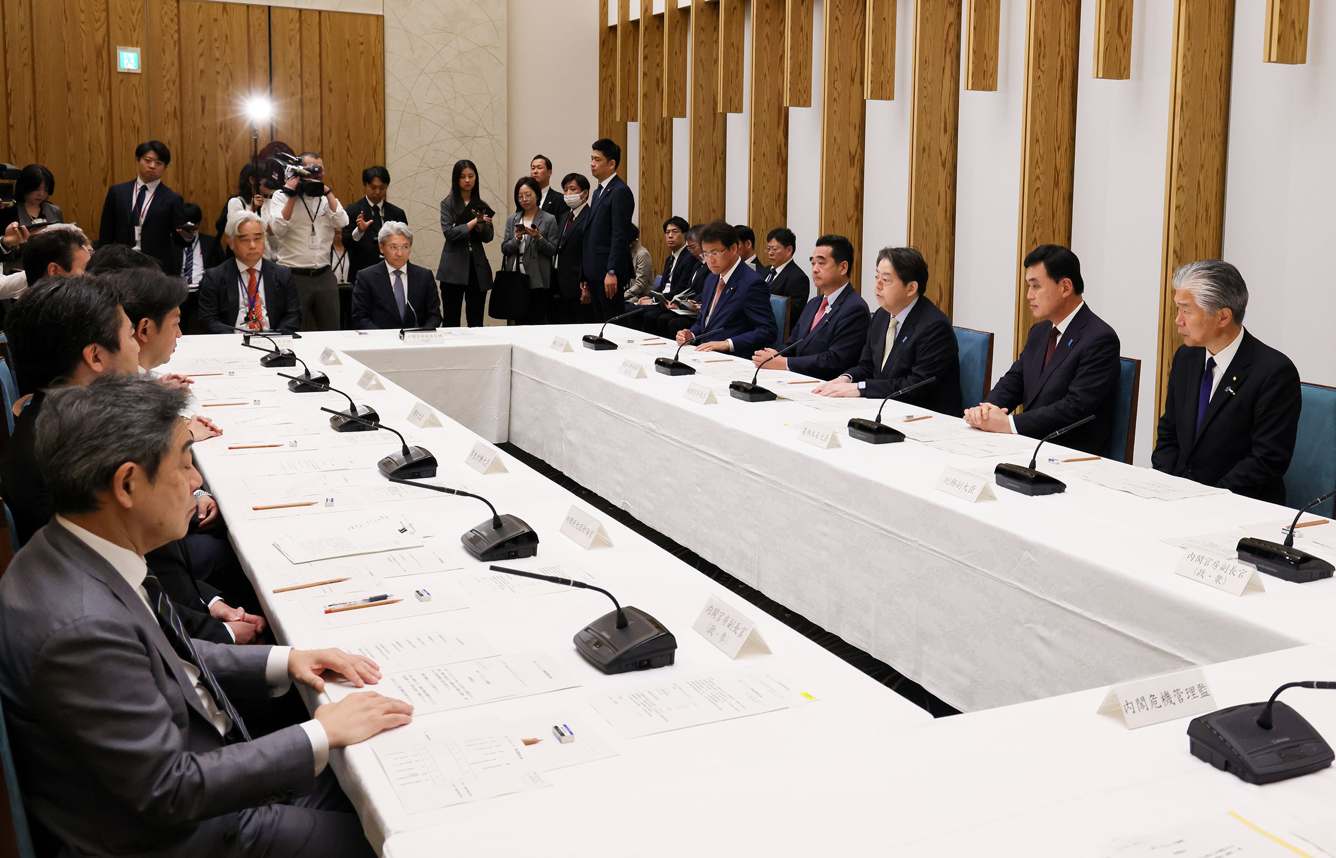 Chief Cabinet Secretary Hayashi attending the meeting (2)