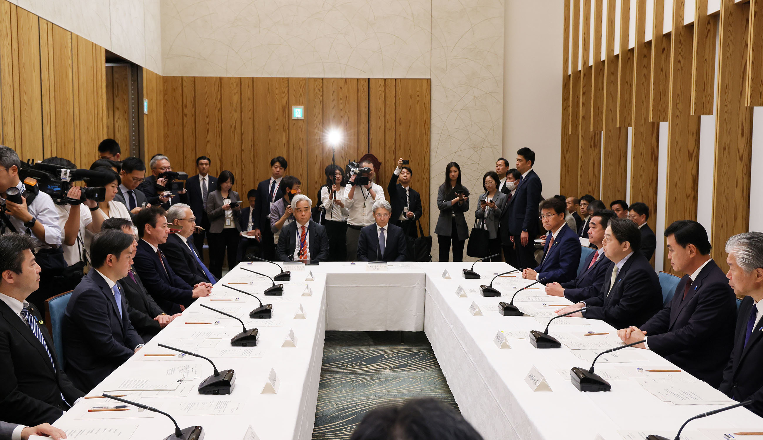 Chief Cabinet Secretary Hayashi attending the meeting (3)