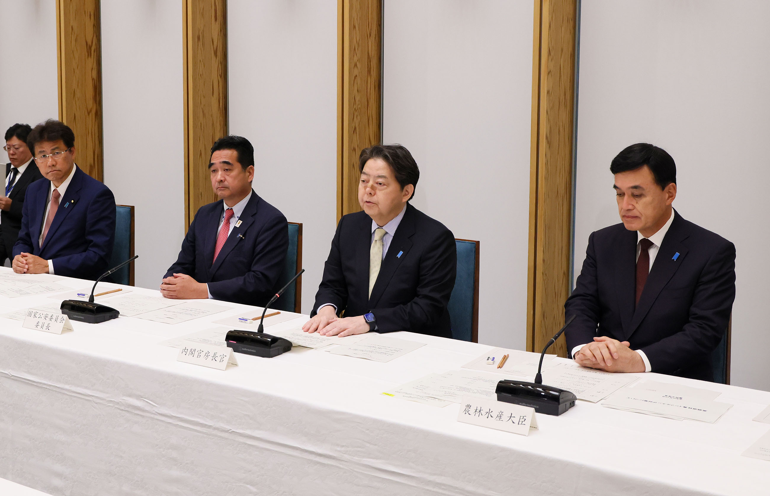 Chief Cabinet Secretary Hayashi attending the meeting (4)