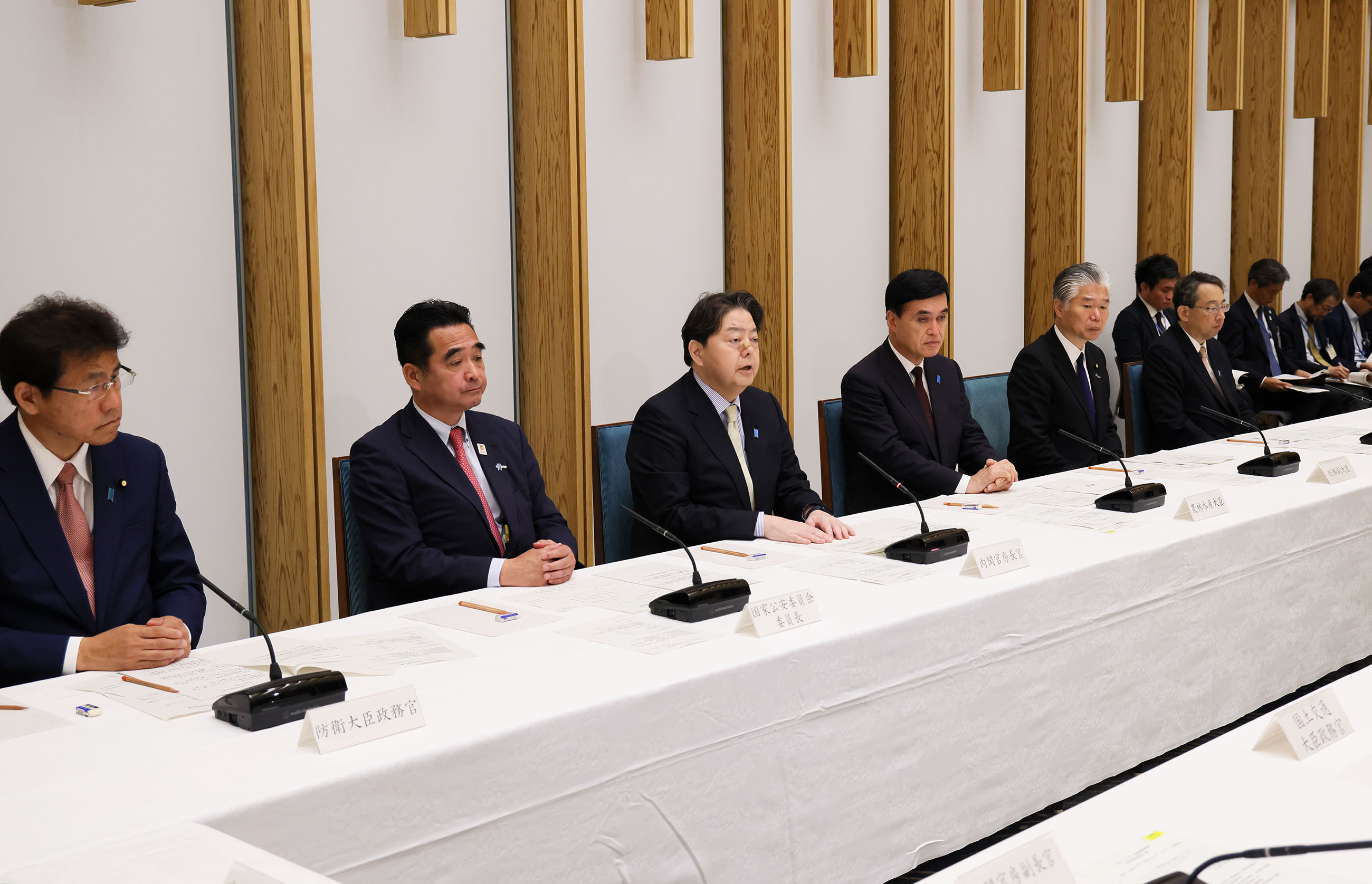 Chief Cabinet Secretary Hayashi attending the meeting (5)