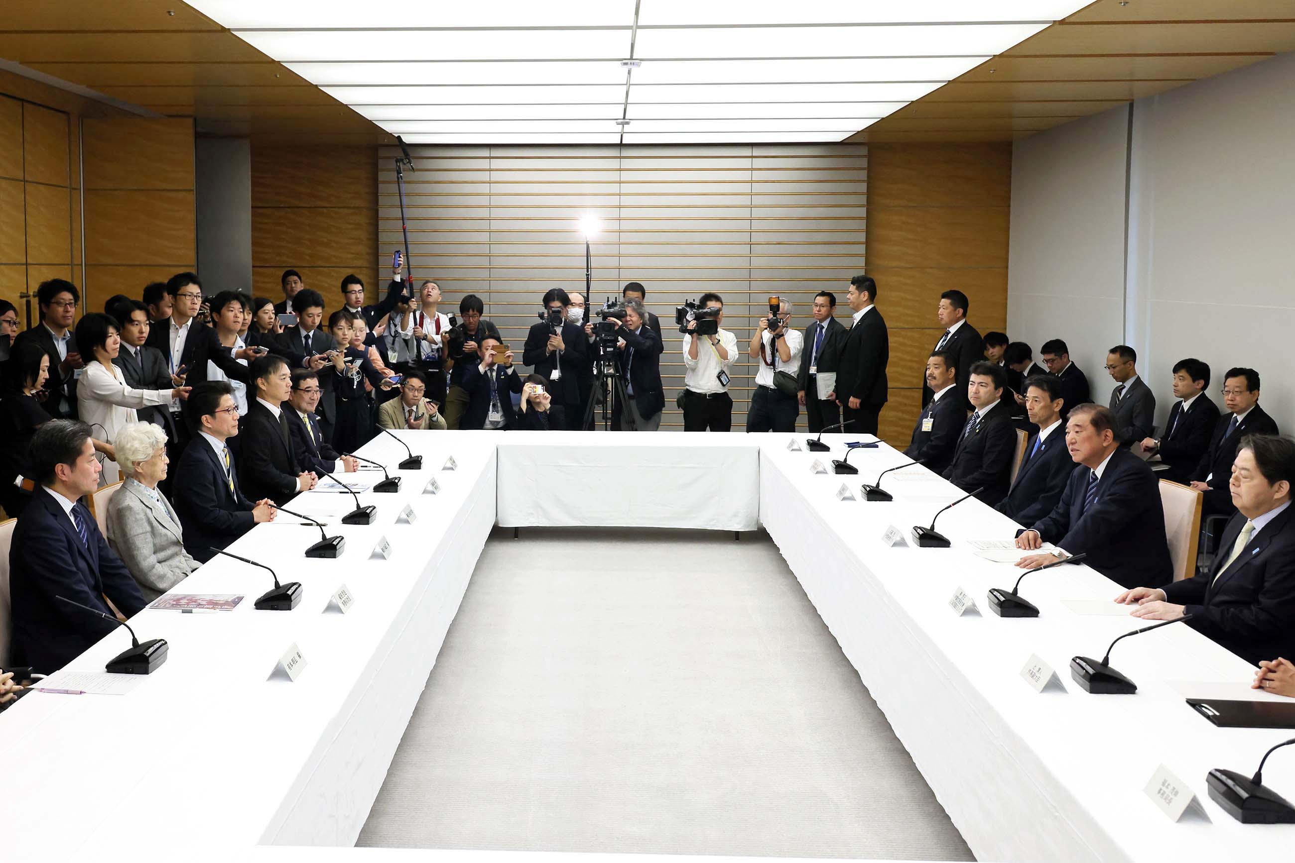 Prime Minister Ishiba holding a meeting with families of abductees and others (2)