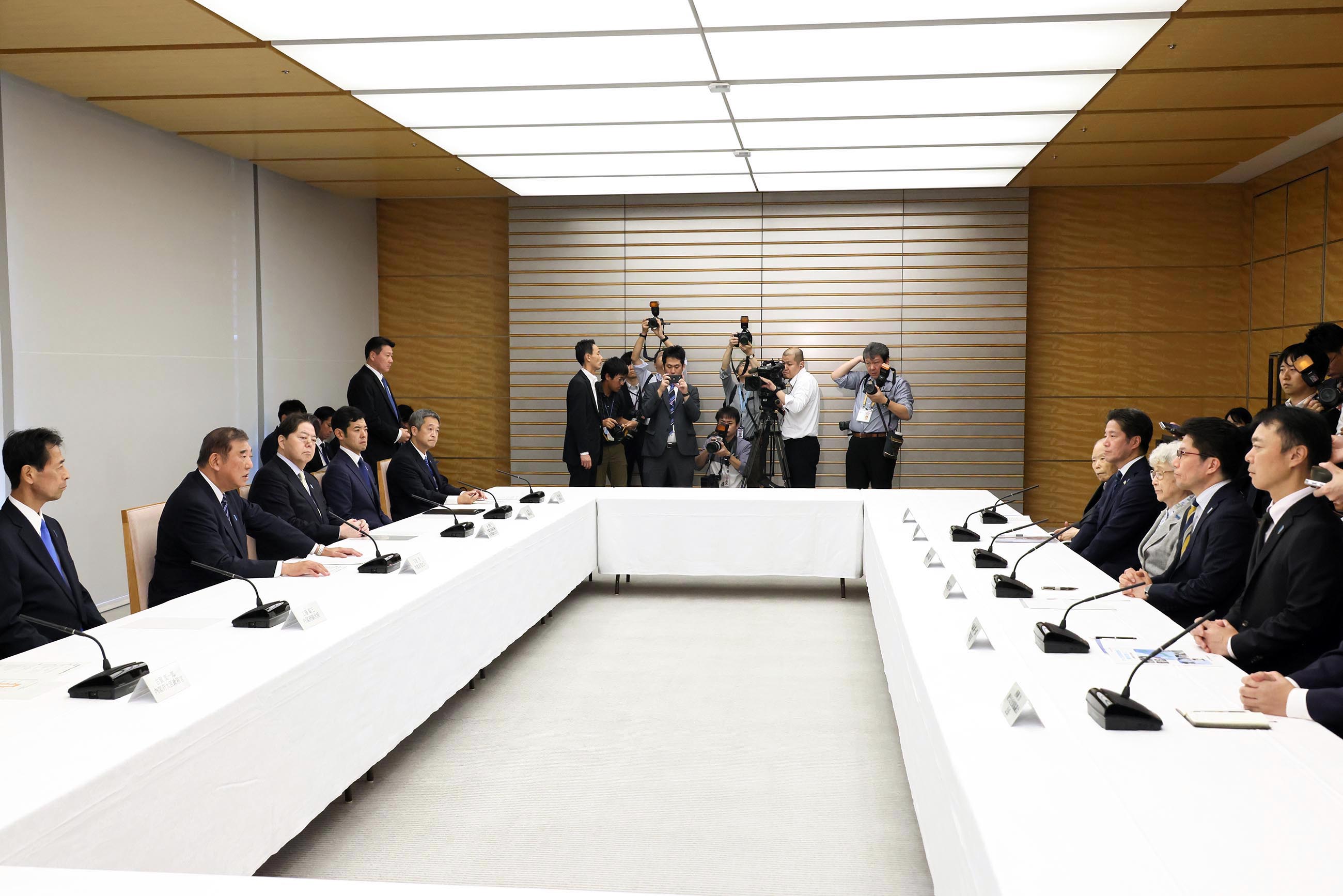 Prime Minister Ishiba holding a meeting with families of abductees and others (5)