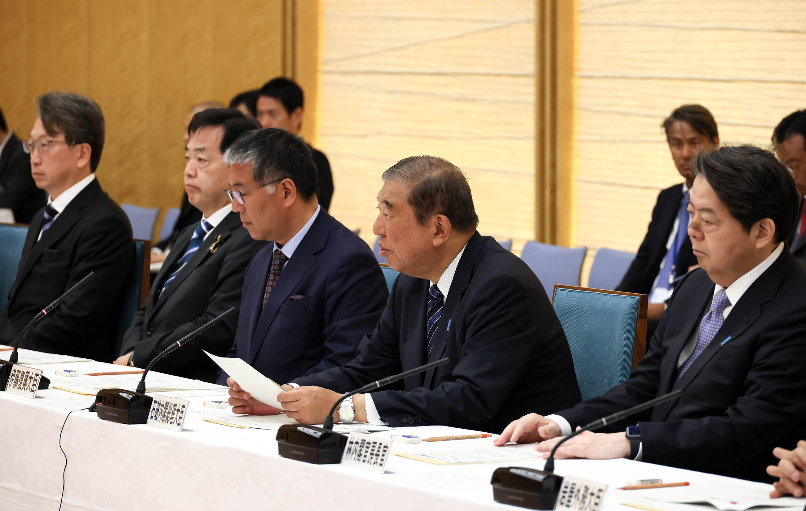 Prime Minister Ishiba wrapping up a meeting (2)