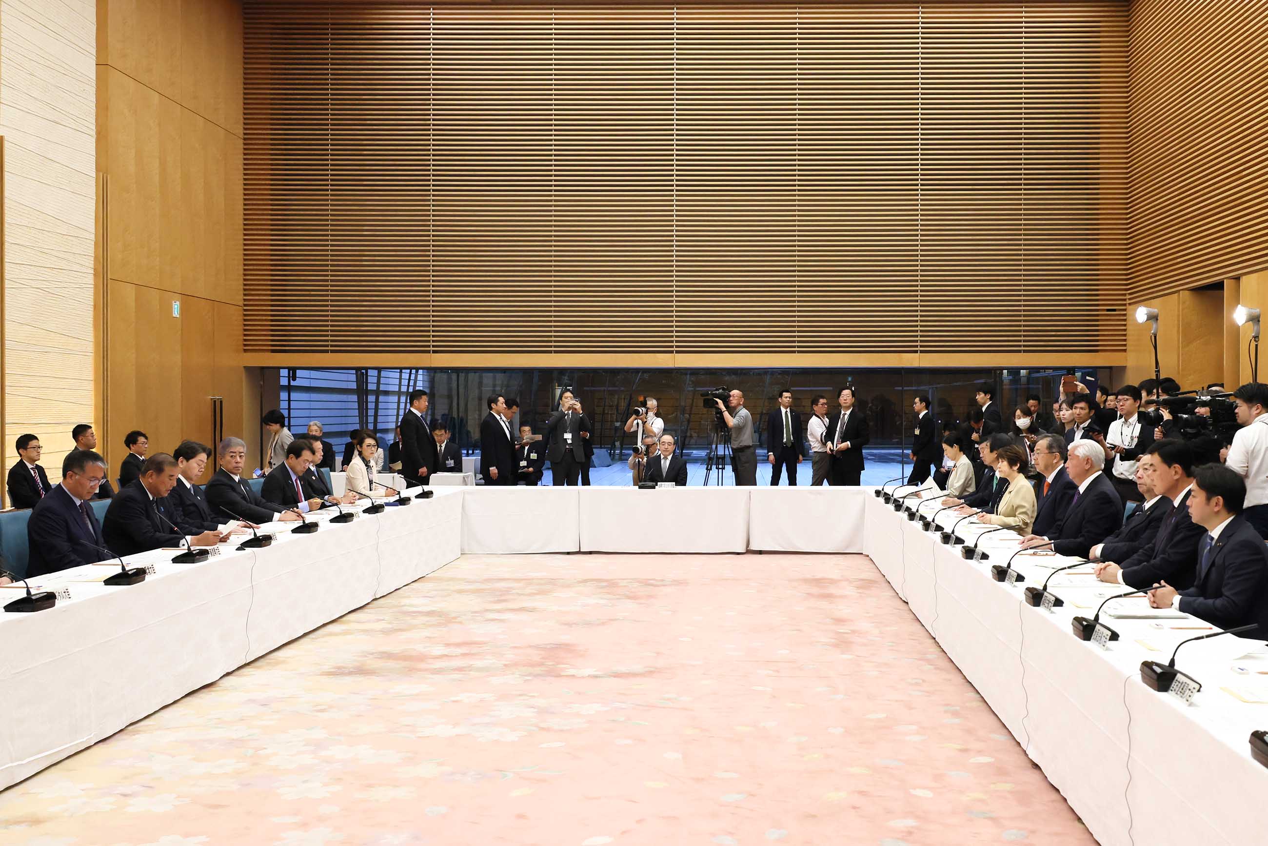 Prime Minister Ishiba wrapping up a meeting (3)