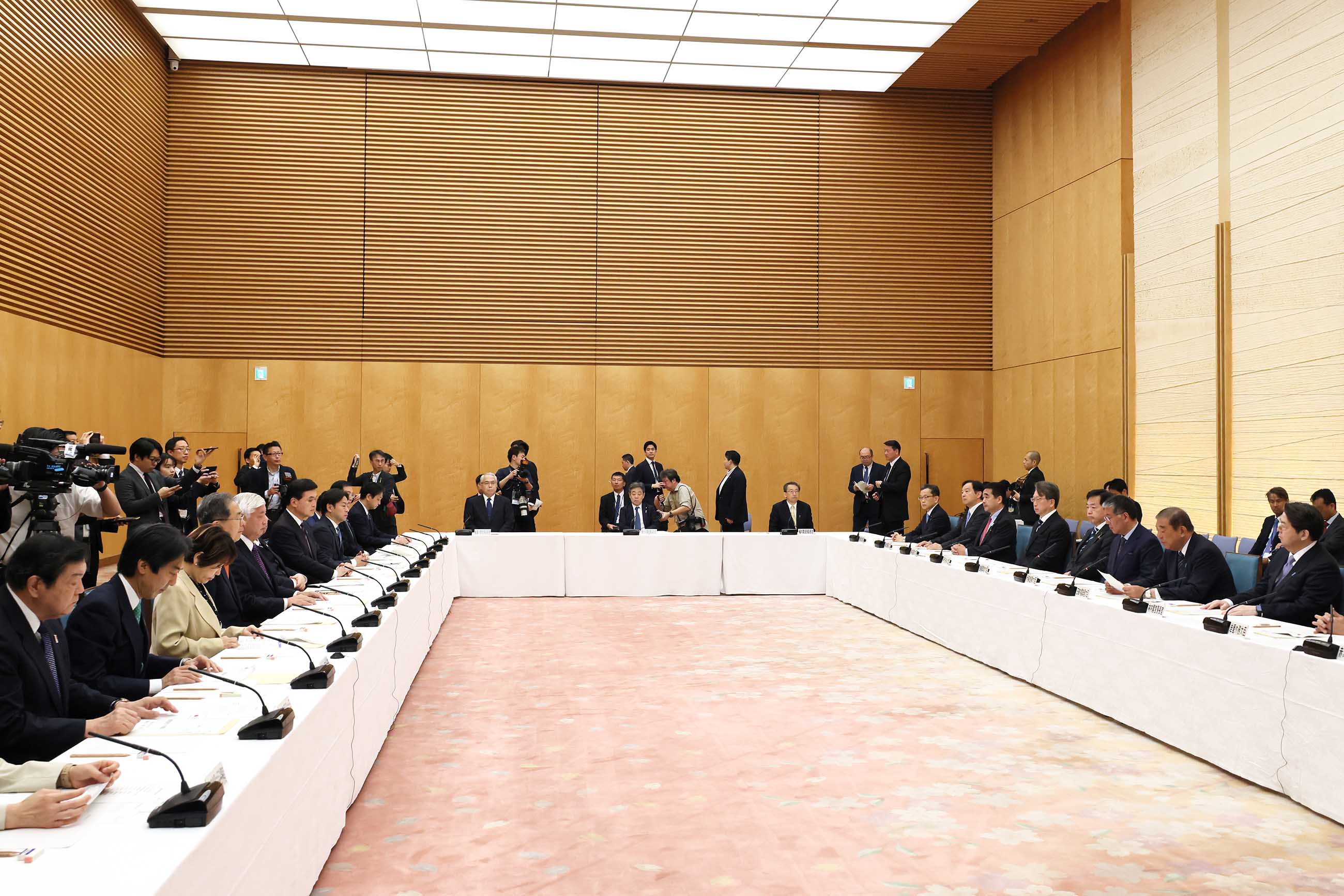 Prime Minister Ishiba wrapping up a meeting (4)