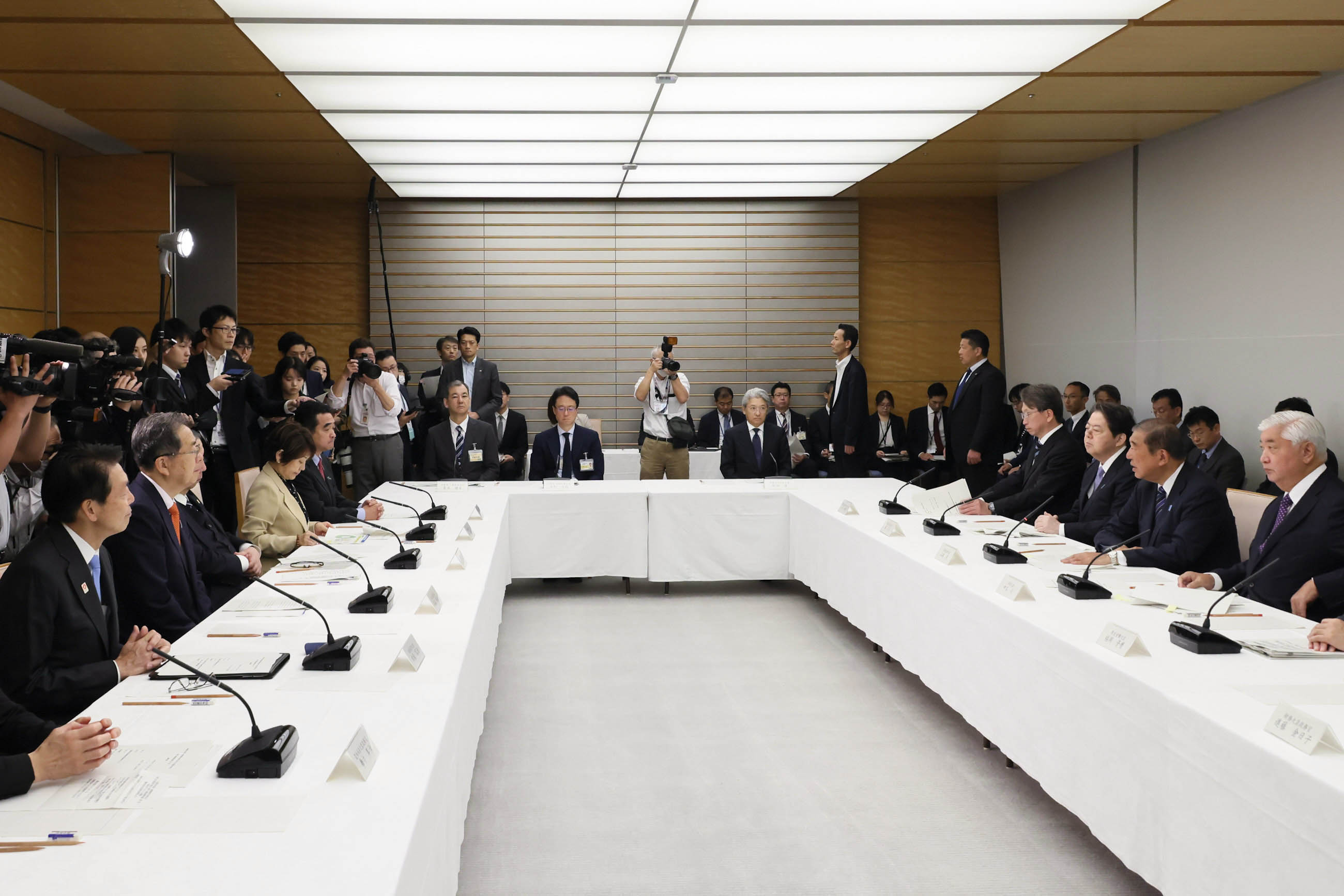 Prime Minister Ishiba wrapping up a meeting (3)