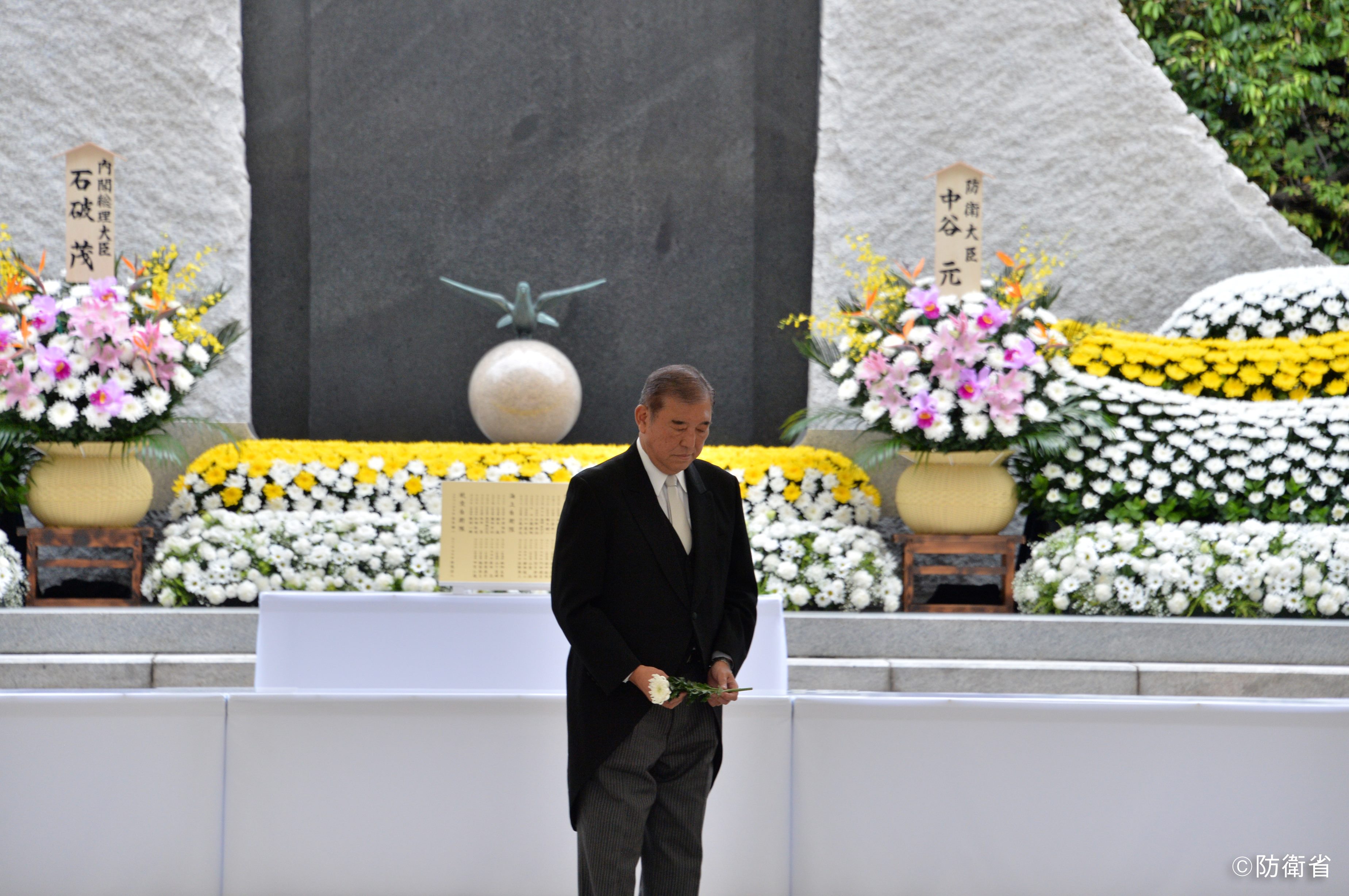 Prime Minister Ishiba offering flowers (2) (Photo: Ministry of Defense)