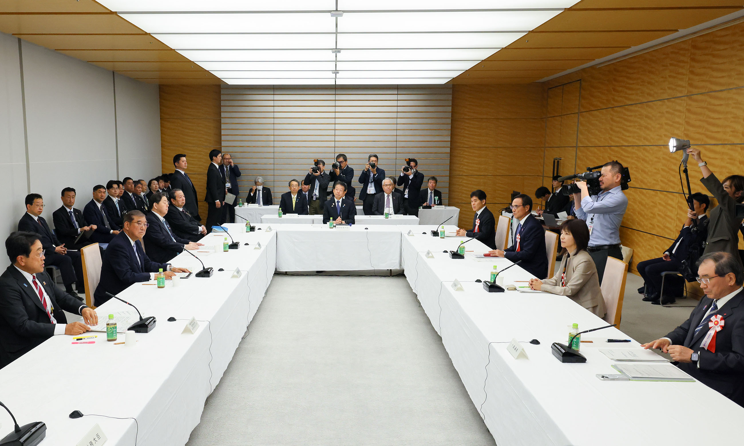 Prime Minister Ishiba wrapping up the meeting (2)