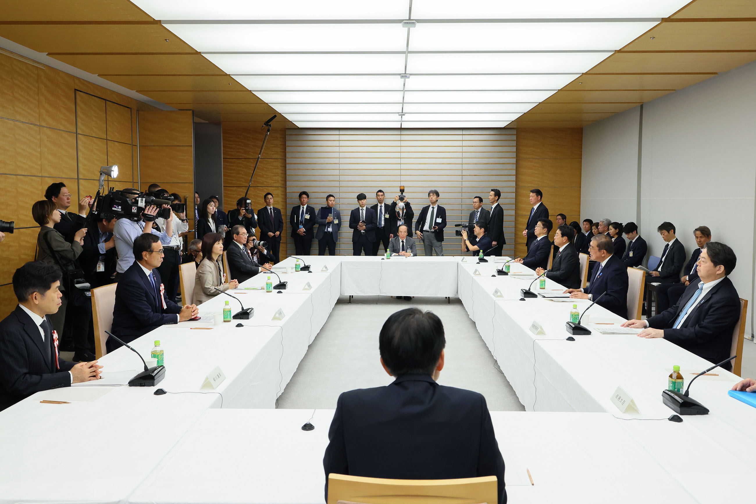 Prime Minister Ishiba wrapping up the meeting (3)