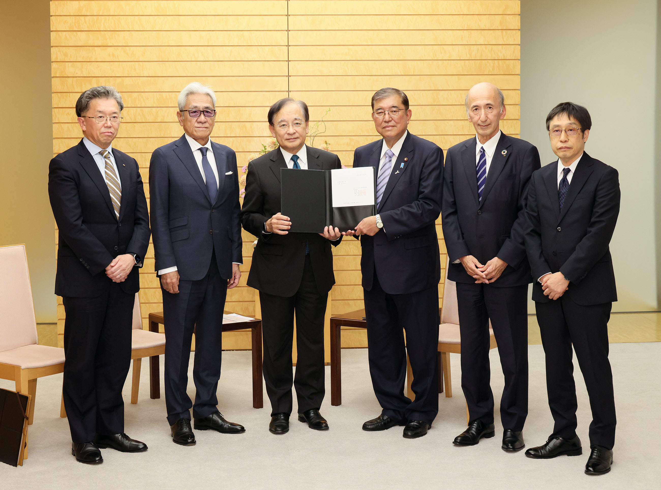 Prime Minister Ishiba receiving a proposal (1)