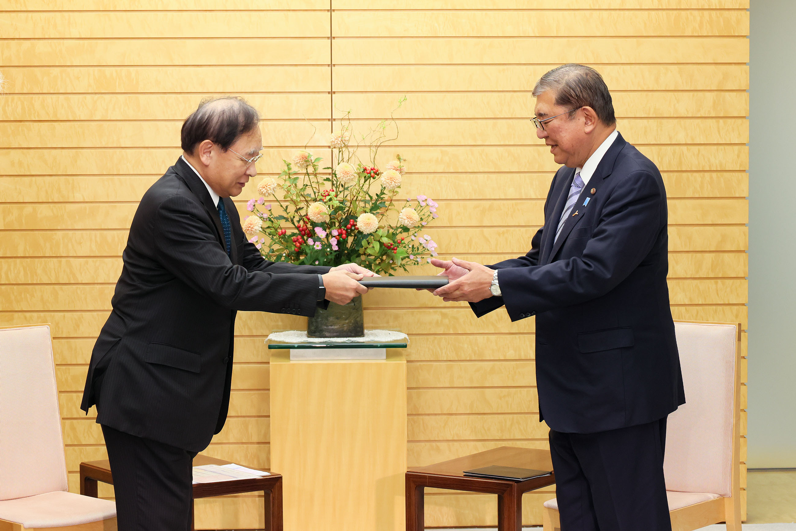 Prime Minister Ishiba receiving a proposal (3)