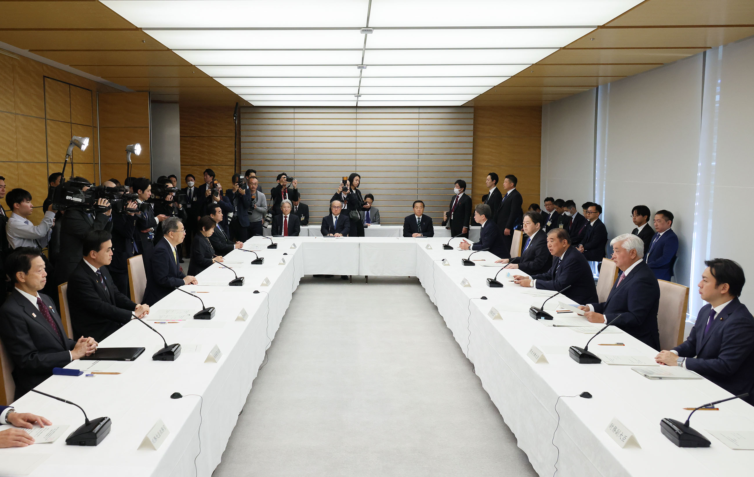 Prime Minister Ishiba wrapping up the meeting (3)