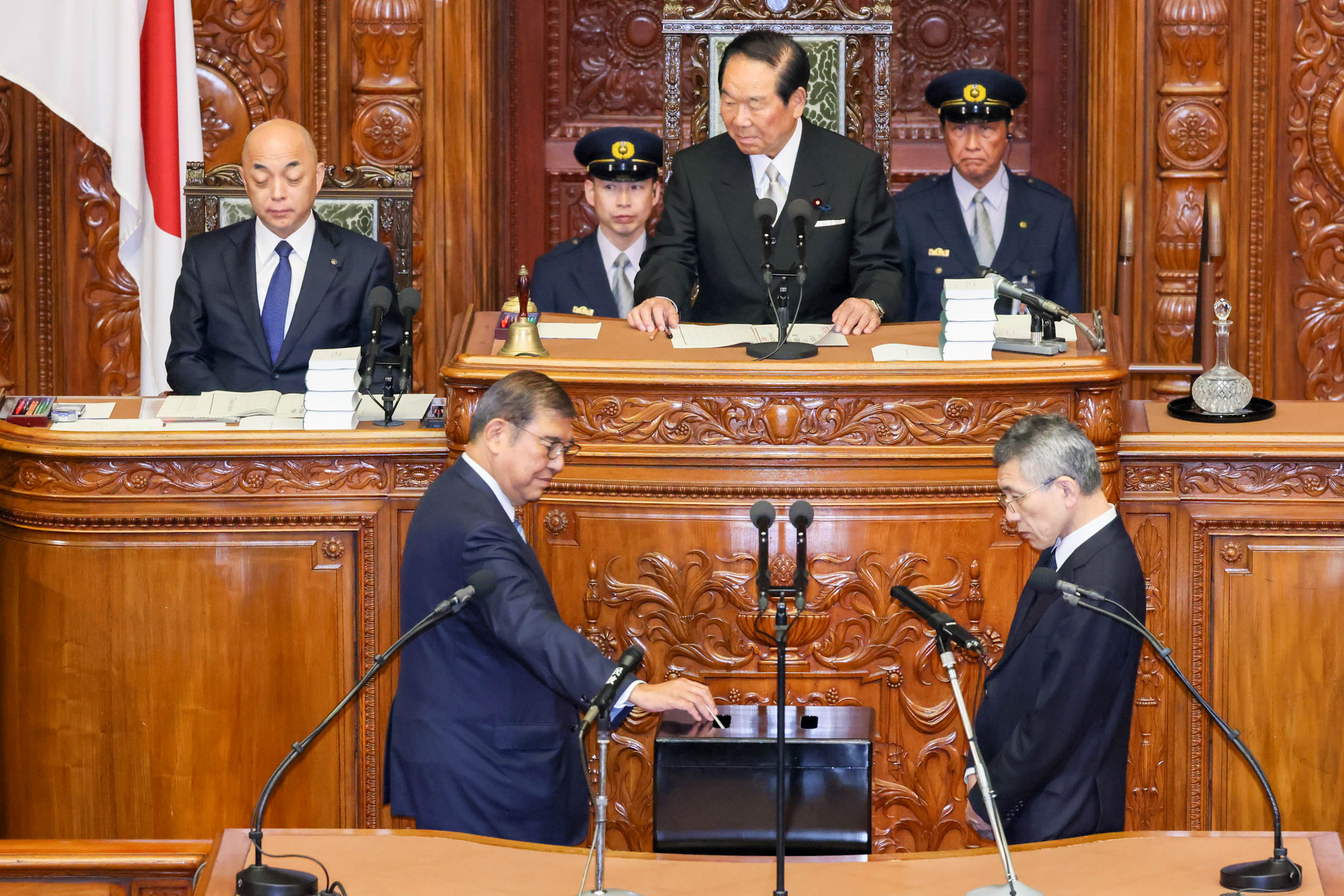 Mr. Ishiba voting to designate the Prime Minister (2)