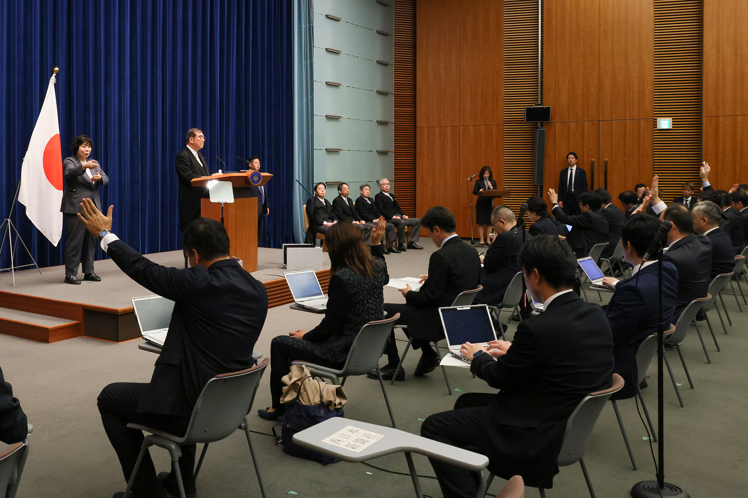 Prime Minister Ishiba answering questions from the press (2)