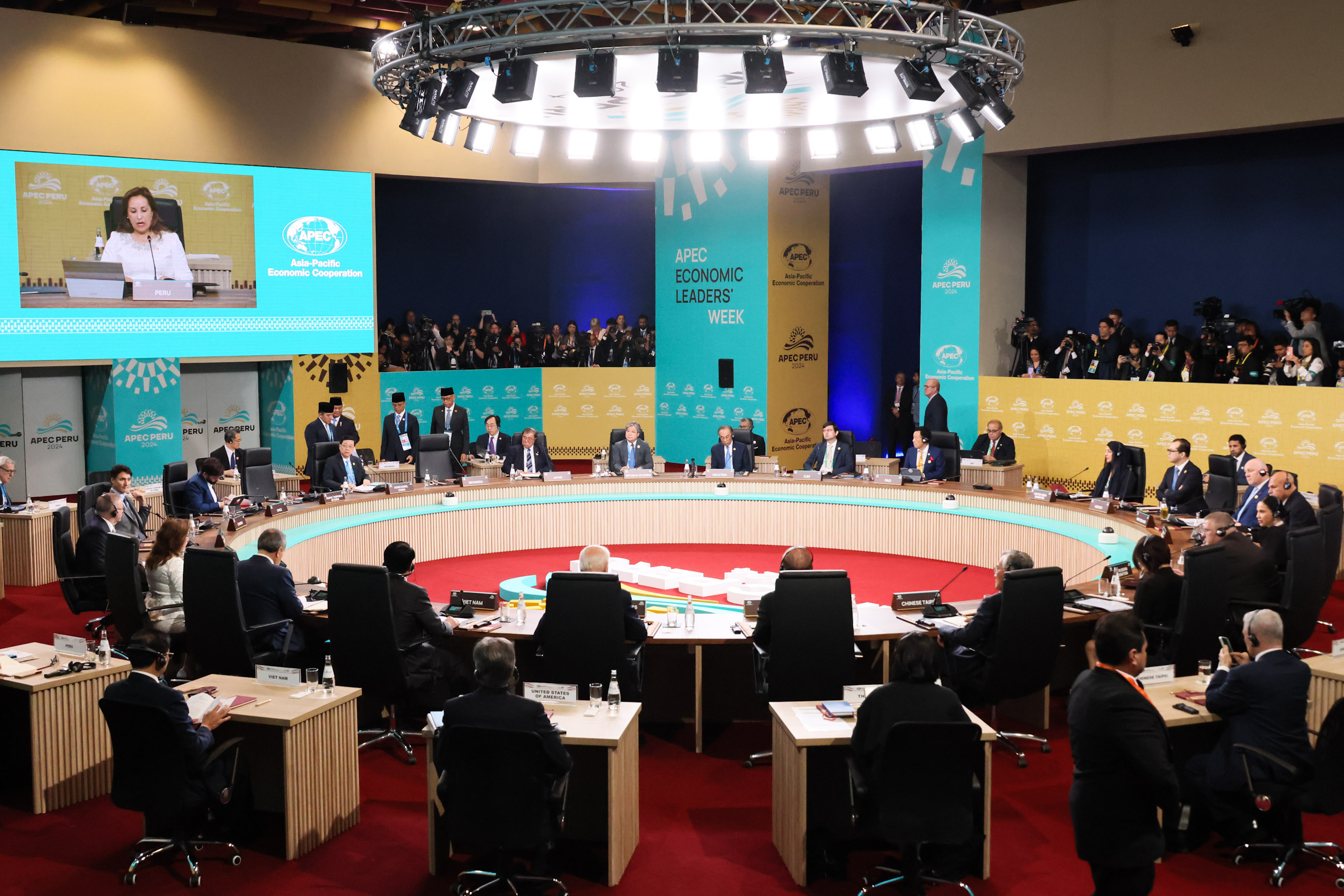 PM Ishiba attending the Informal Dialogue between APEC Leaders and Invited Economies (3)