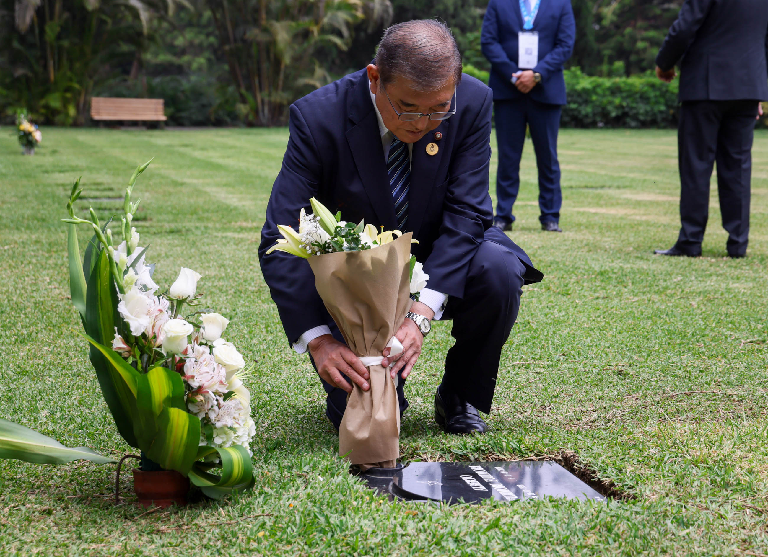 PM Ishiba laying flowers at the grave of the late former President Fujimori (2)