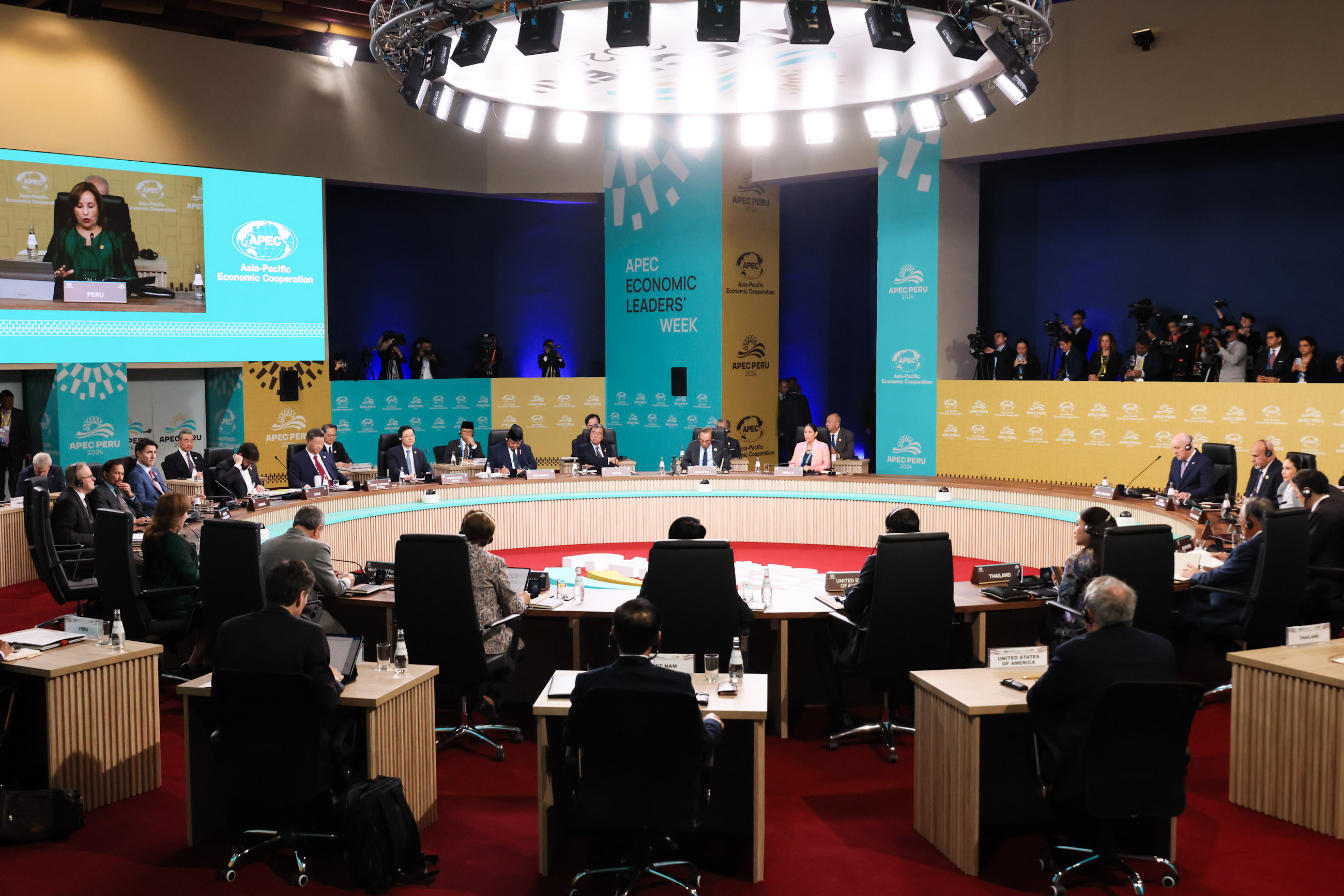 PM Ishiba attending the APEC Leaders Retreat Session (1)