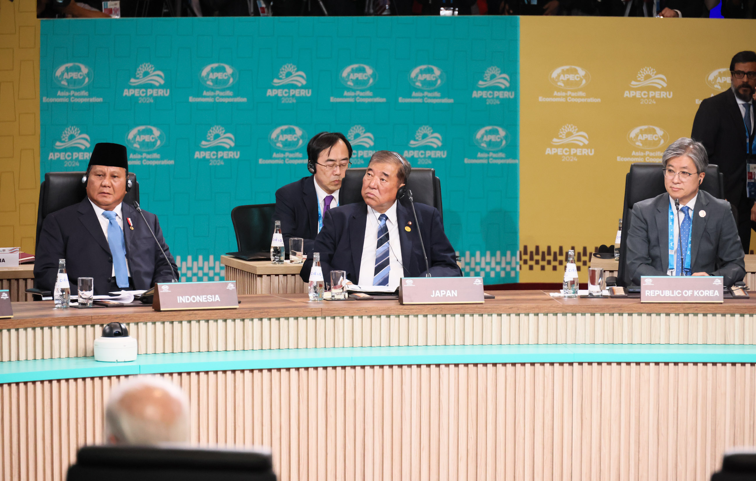 PM Ishiba attending Session 1 of the APEC Leaders’ Meeting (Informal Dialogue between APEC Leaders and Invited Economies) (1)