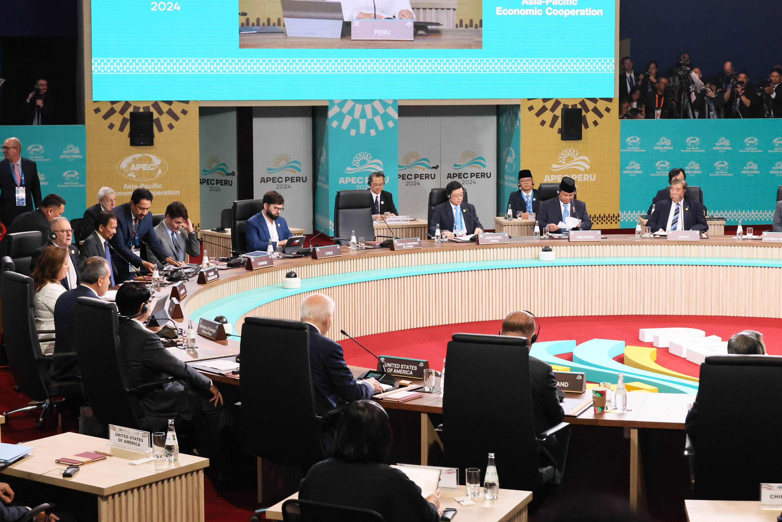 PM Ishiba attending Session 1 of the APEC Leaders’ Meeting (Informal Dialogue between APEC Leaders and Invited Economies) (4)