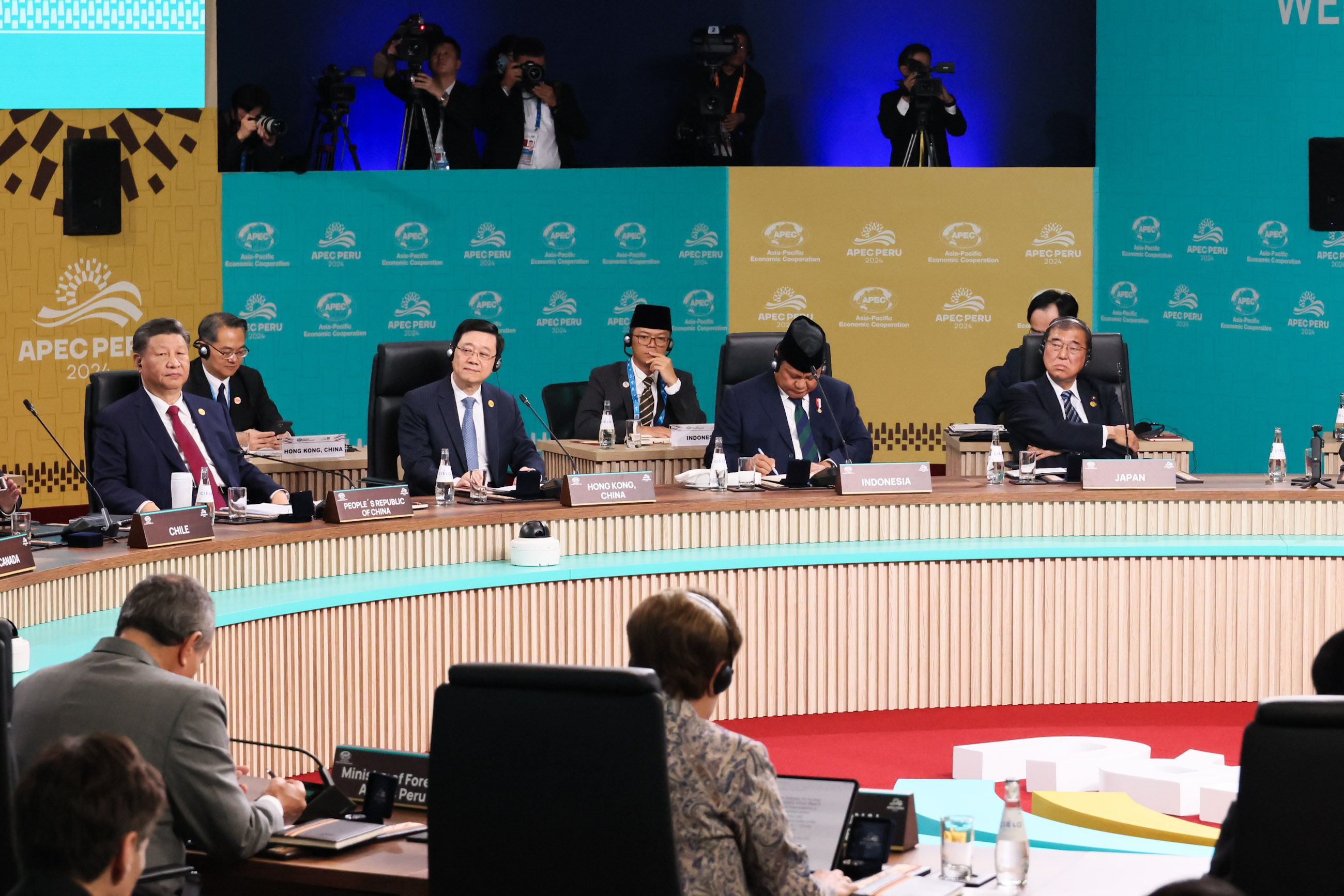 PM Ishiba attending the APEC Leaders Retreat Session (3)