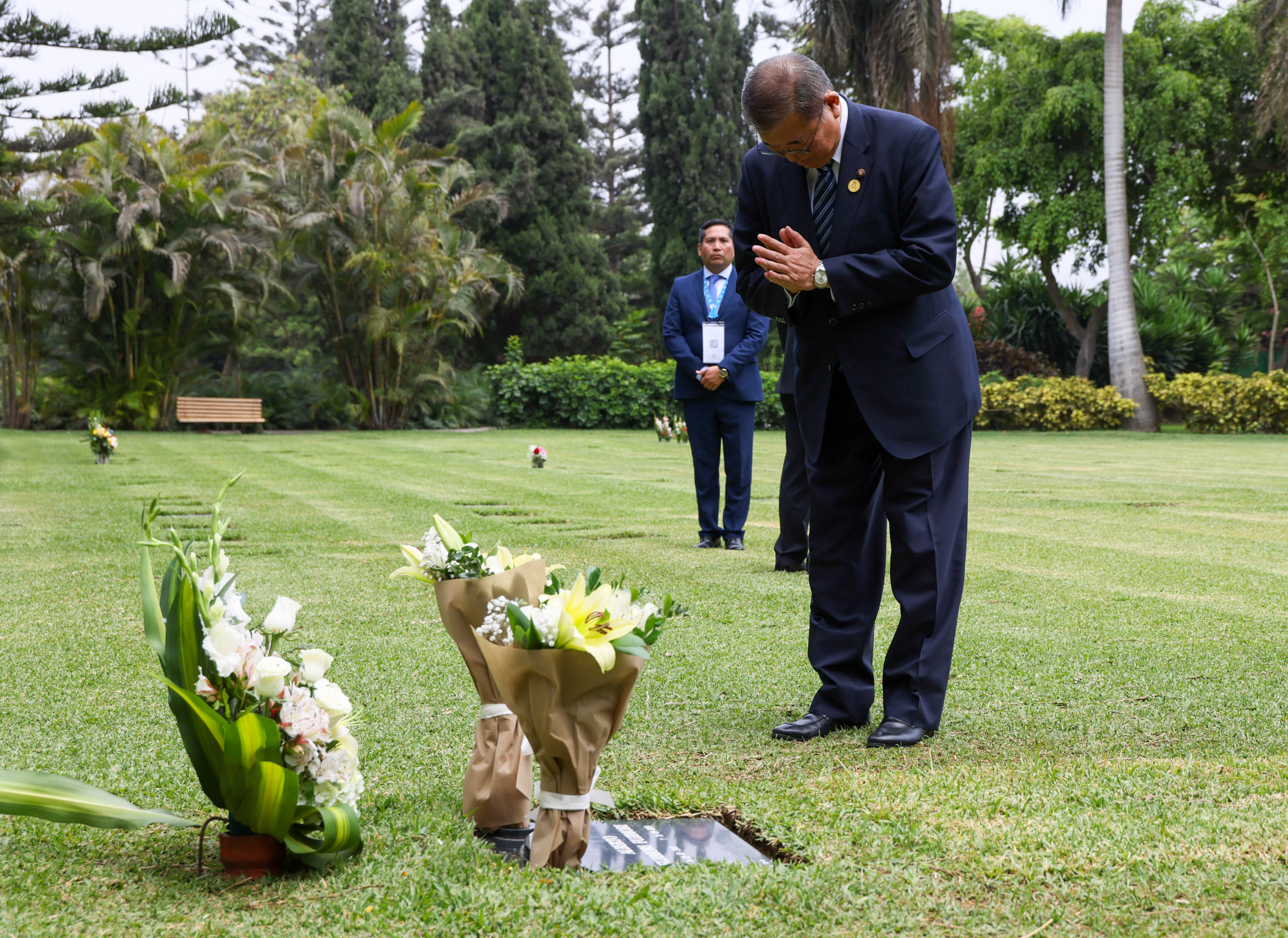 PM Ishiba laying flowers at the grave of the late former President Fujimori (3)