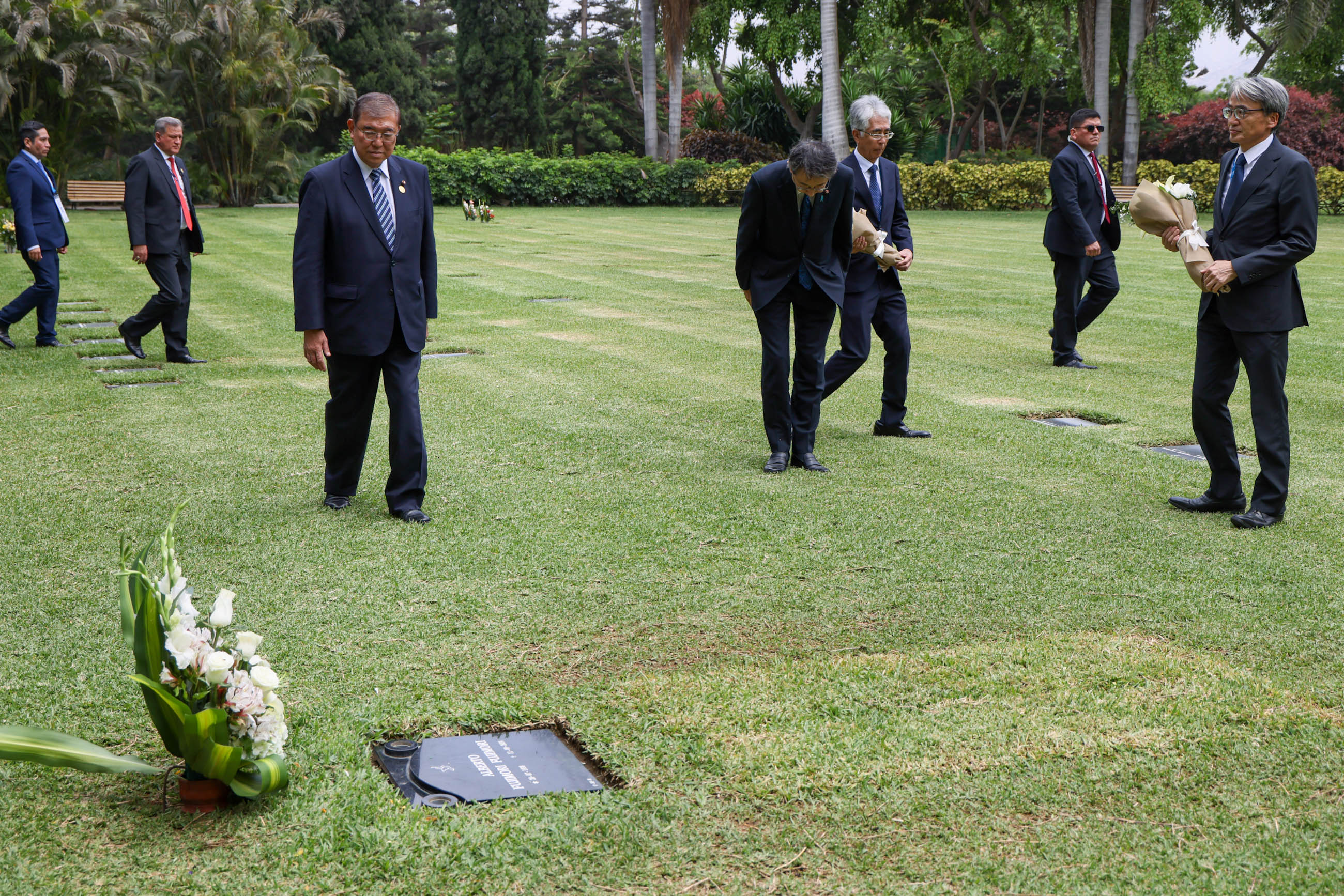 PM Ishiba laying flowers at the grave of the late former President Fujimori (1)