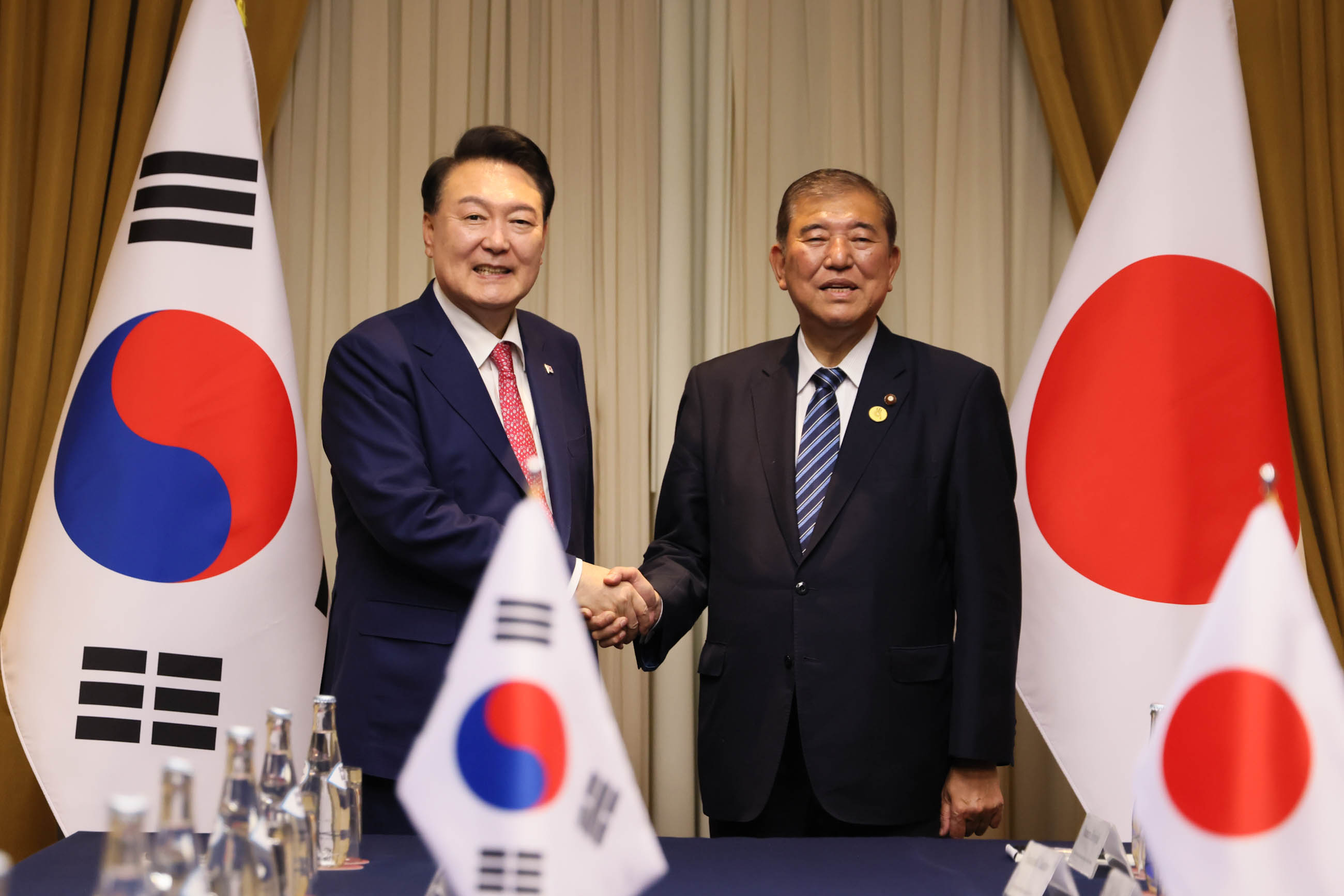 Japan-ROK Summit Meeting (1)