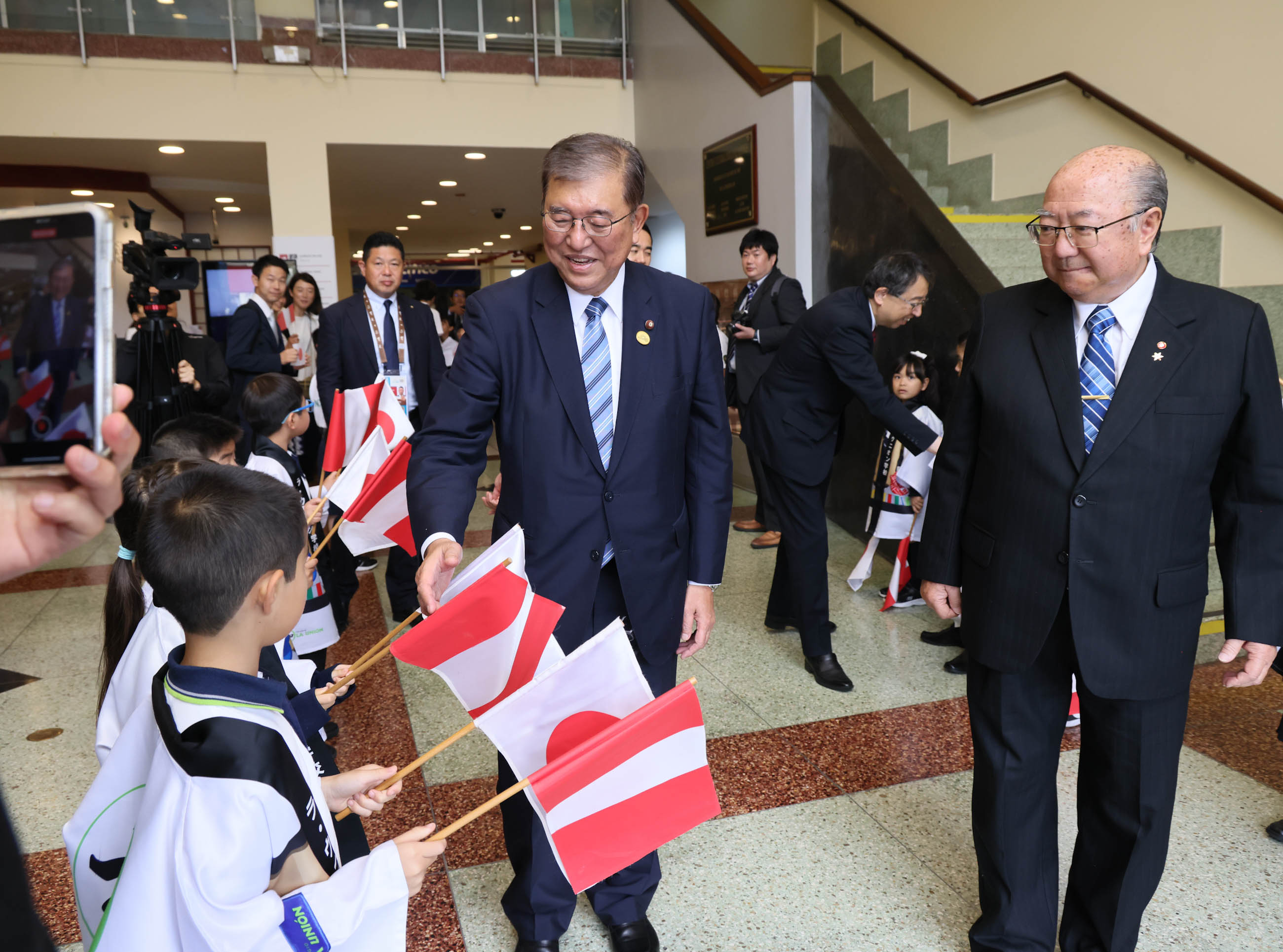 PM Ishiba meeting with People of Nikkei in Peru (4)