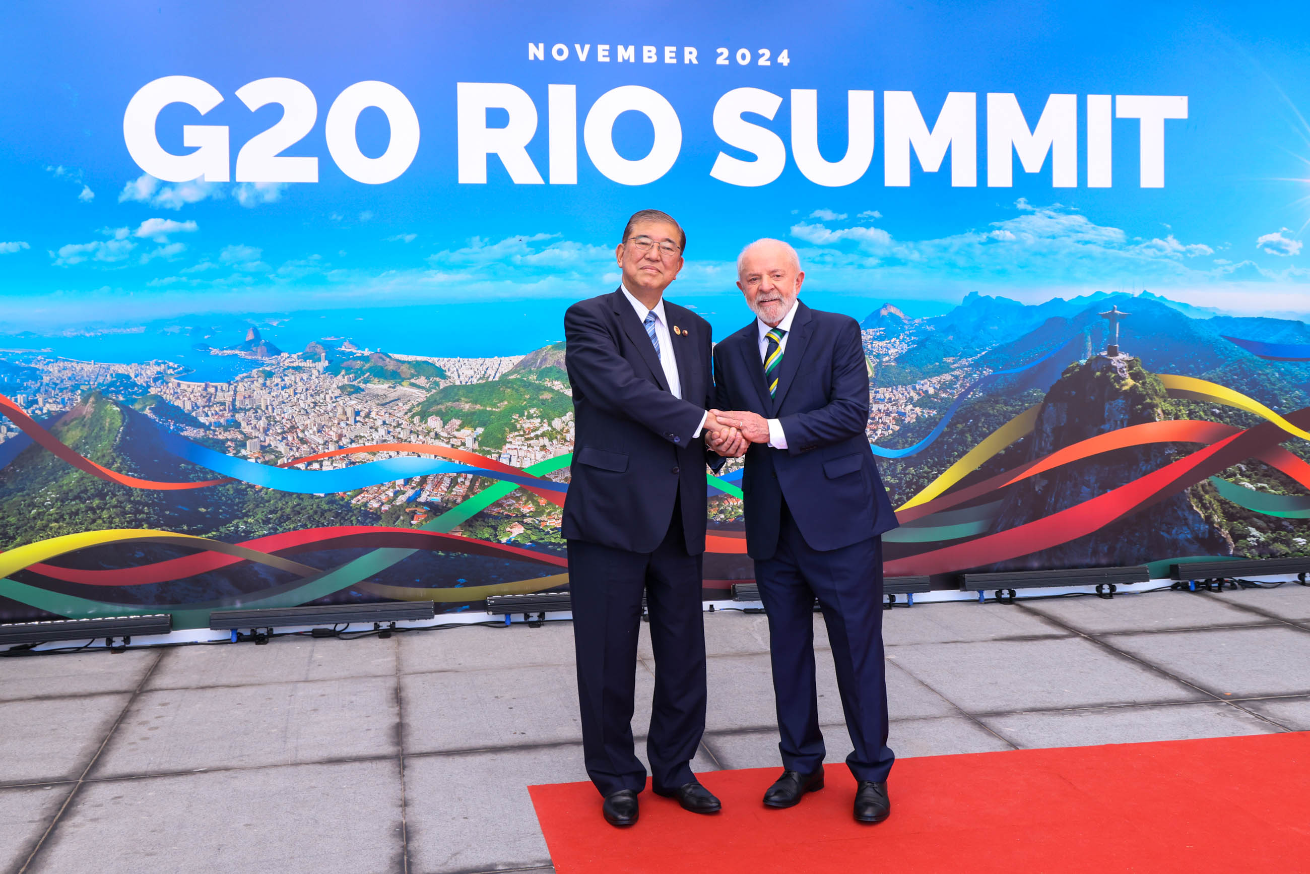 PM Ishiba being greeted by President Lula of Brazil (4)