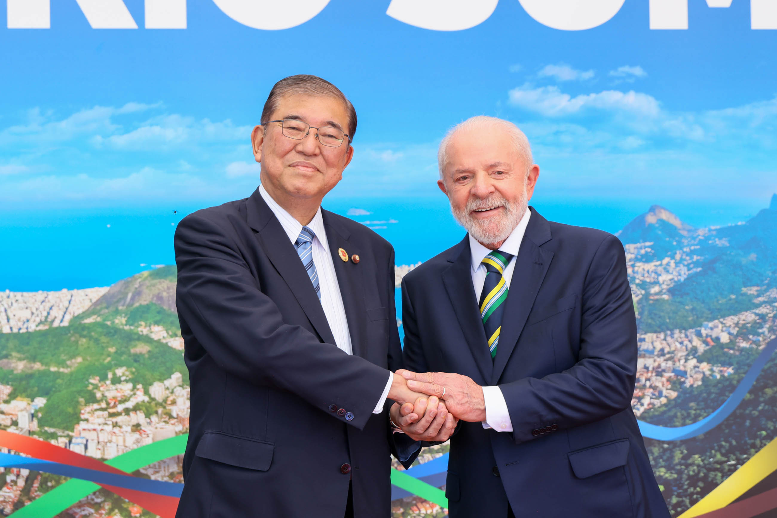 PM Ishiba being greeted by President Lula of Brazil (3)