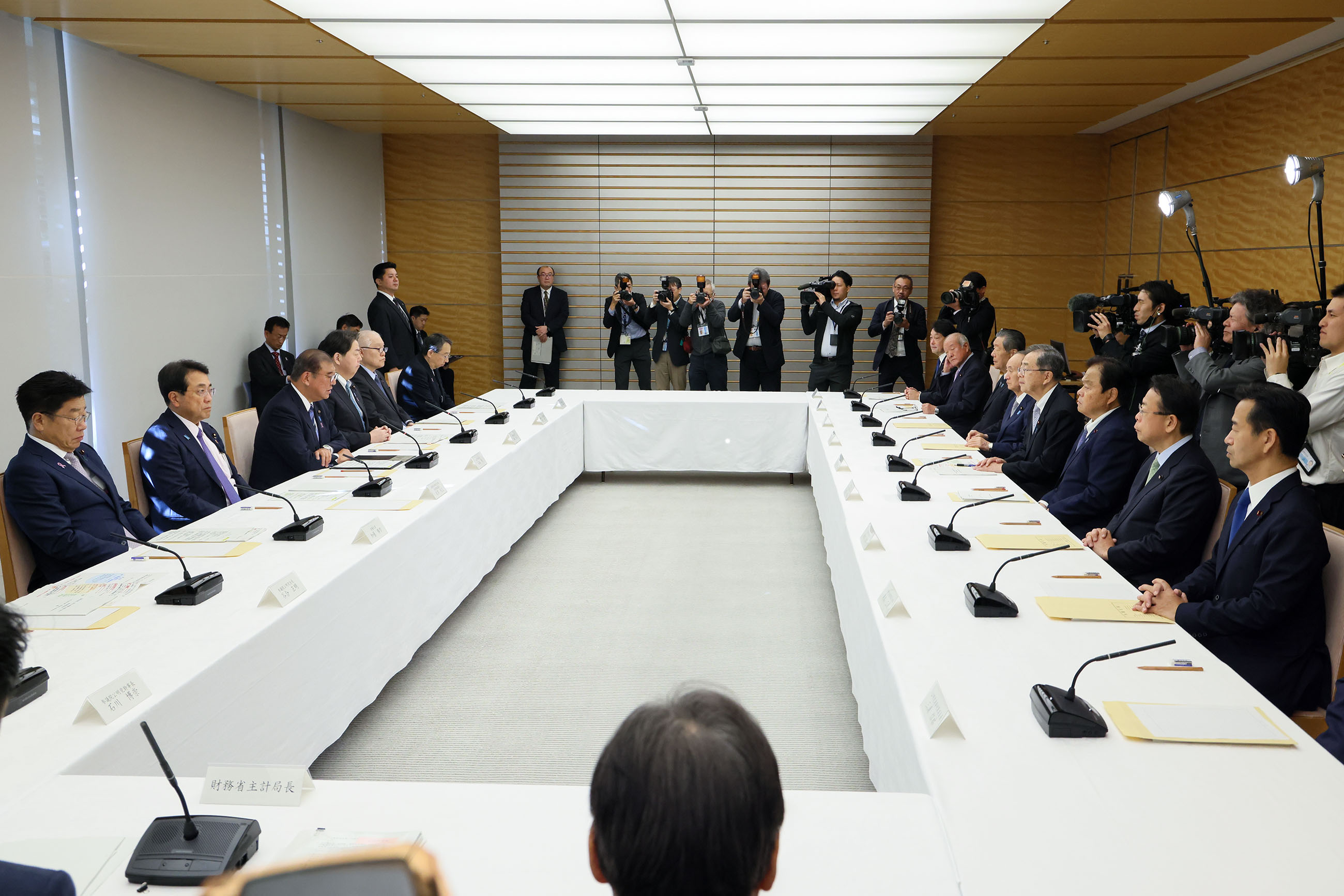 Prime Minister Ishiba wrapping up the meeting (2)